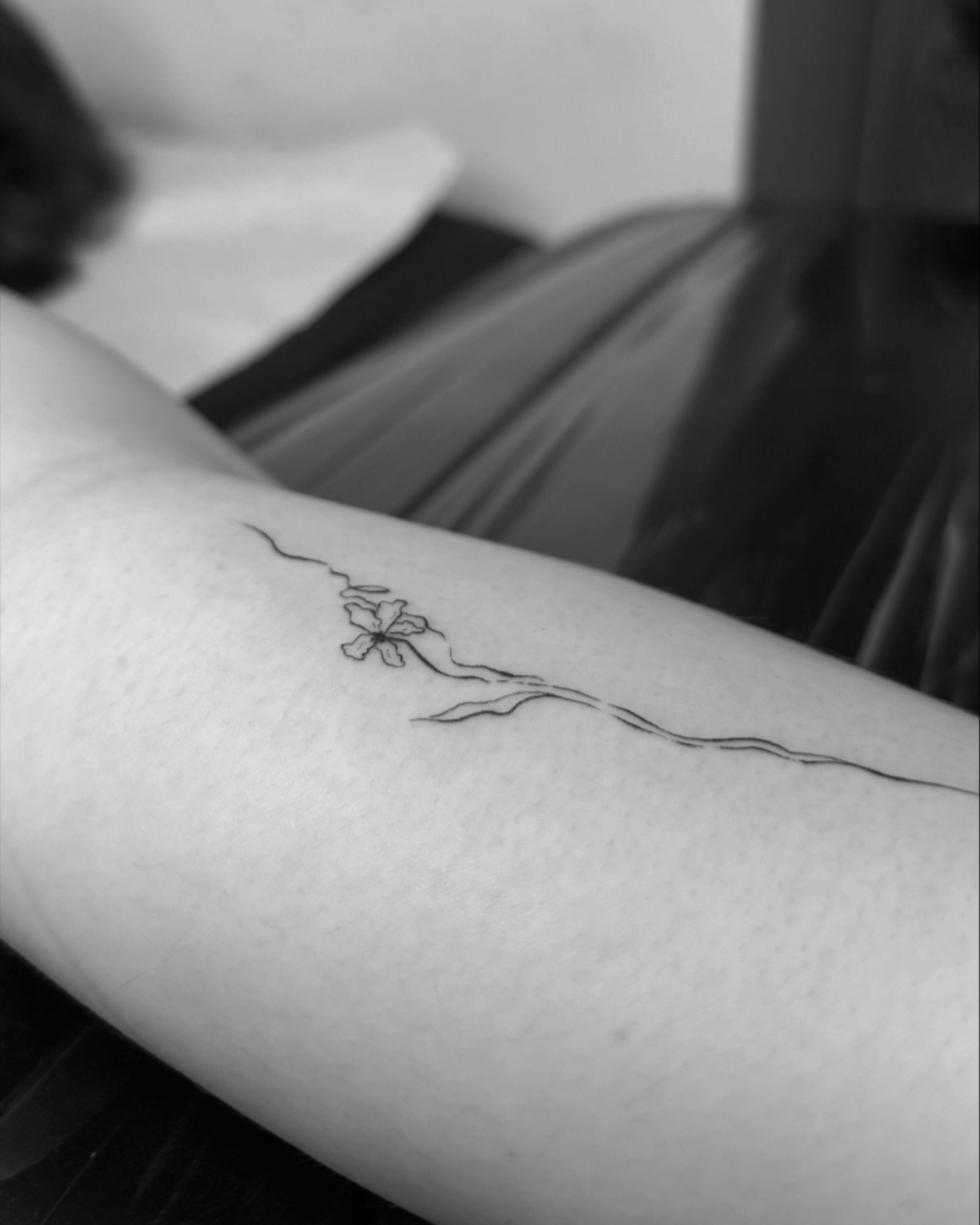 Tatuaje de flor en antebrazo, línea fina Sinkply Madrid