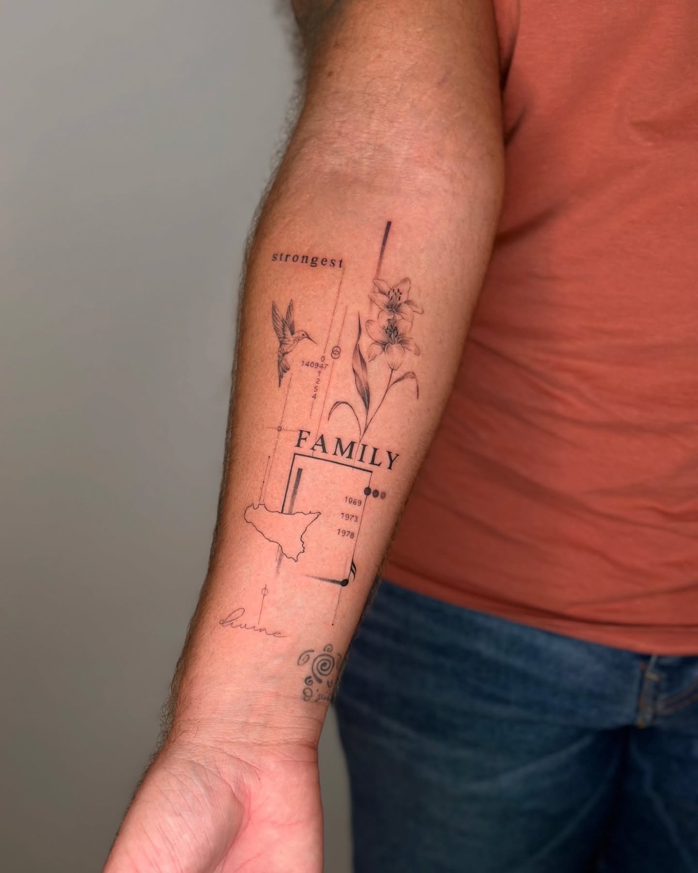 Tatuaje de flor en antebrazo, línea fina Sinkply Madrid