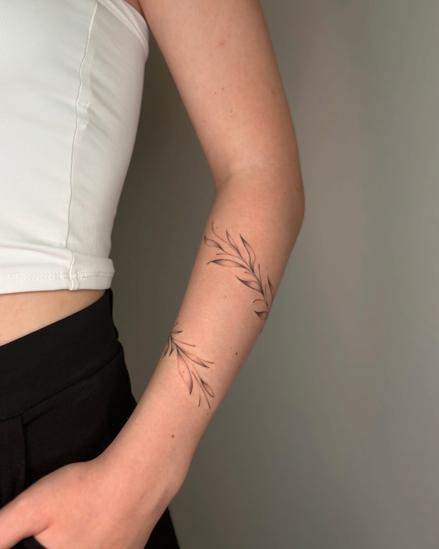 Tatuaje de flor en antebrazo, línea fina Sinkply Madrid