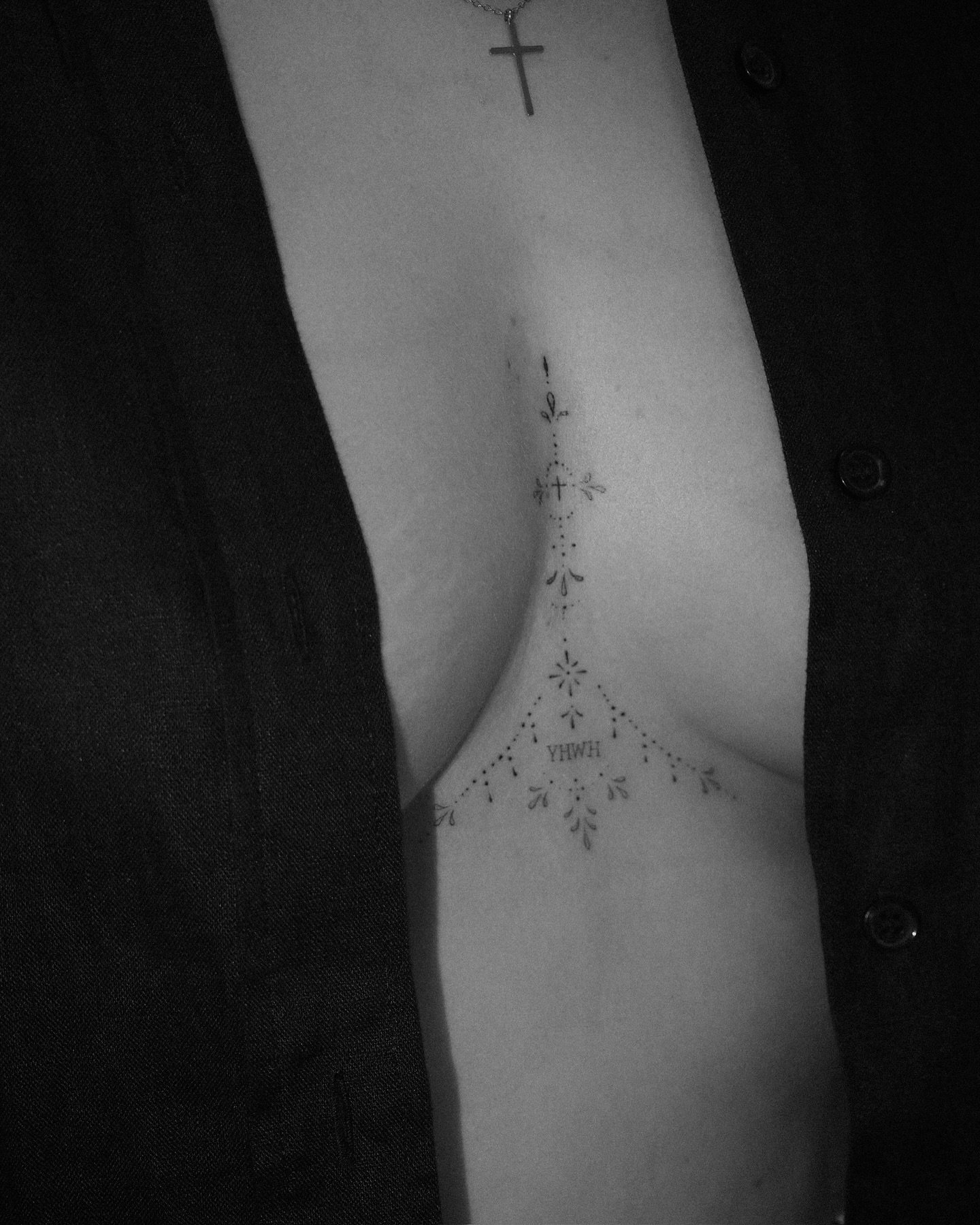 Tatuaje de flor en antebrazo, línea fina Sinkply Madrid