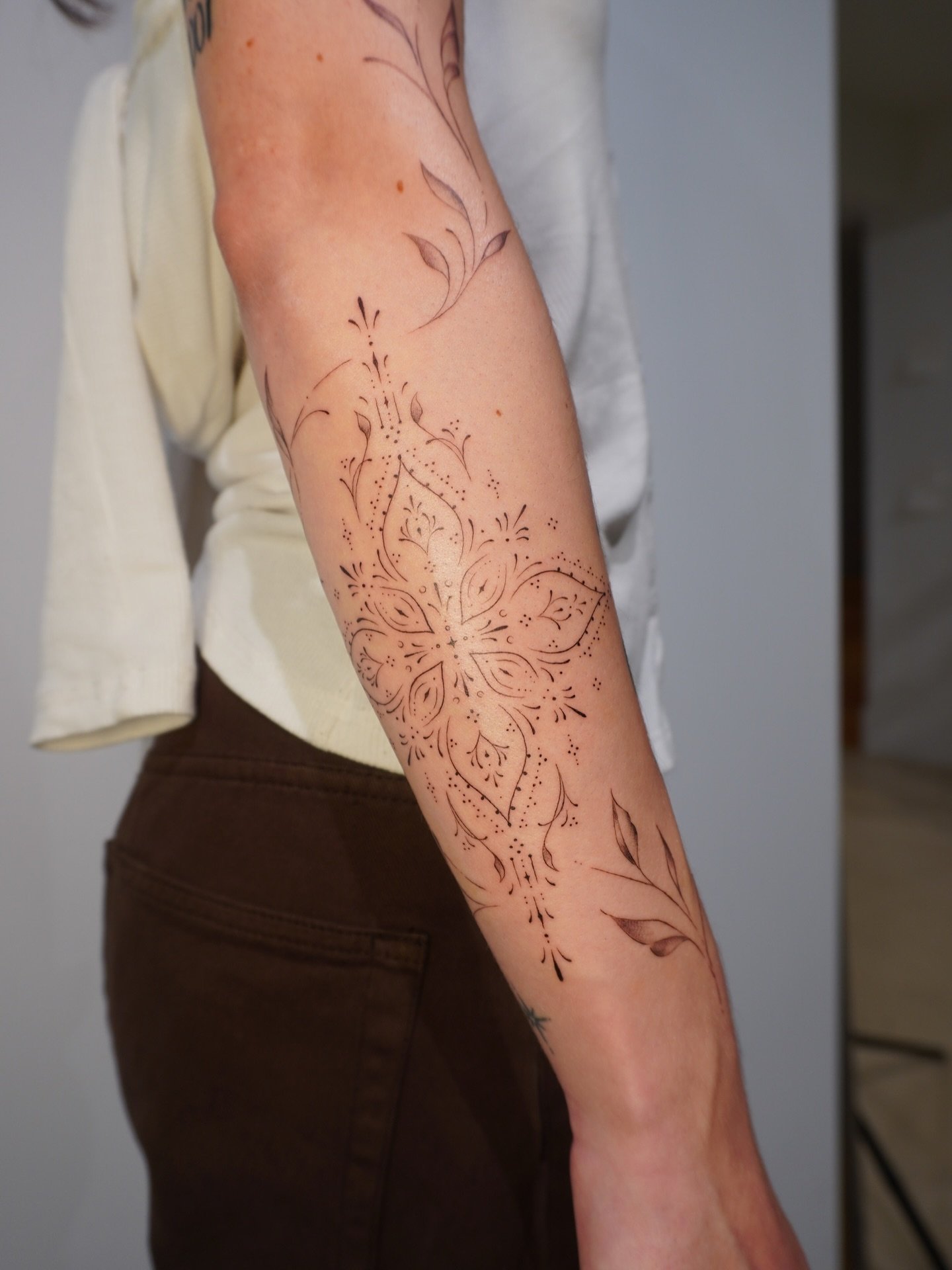Tatuaje de flor en antebrazo, línea fina Sinkply Madrid