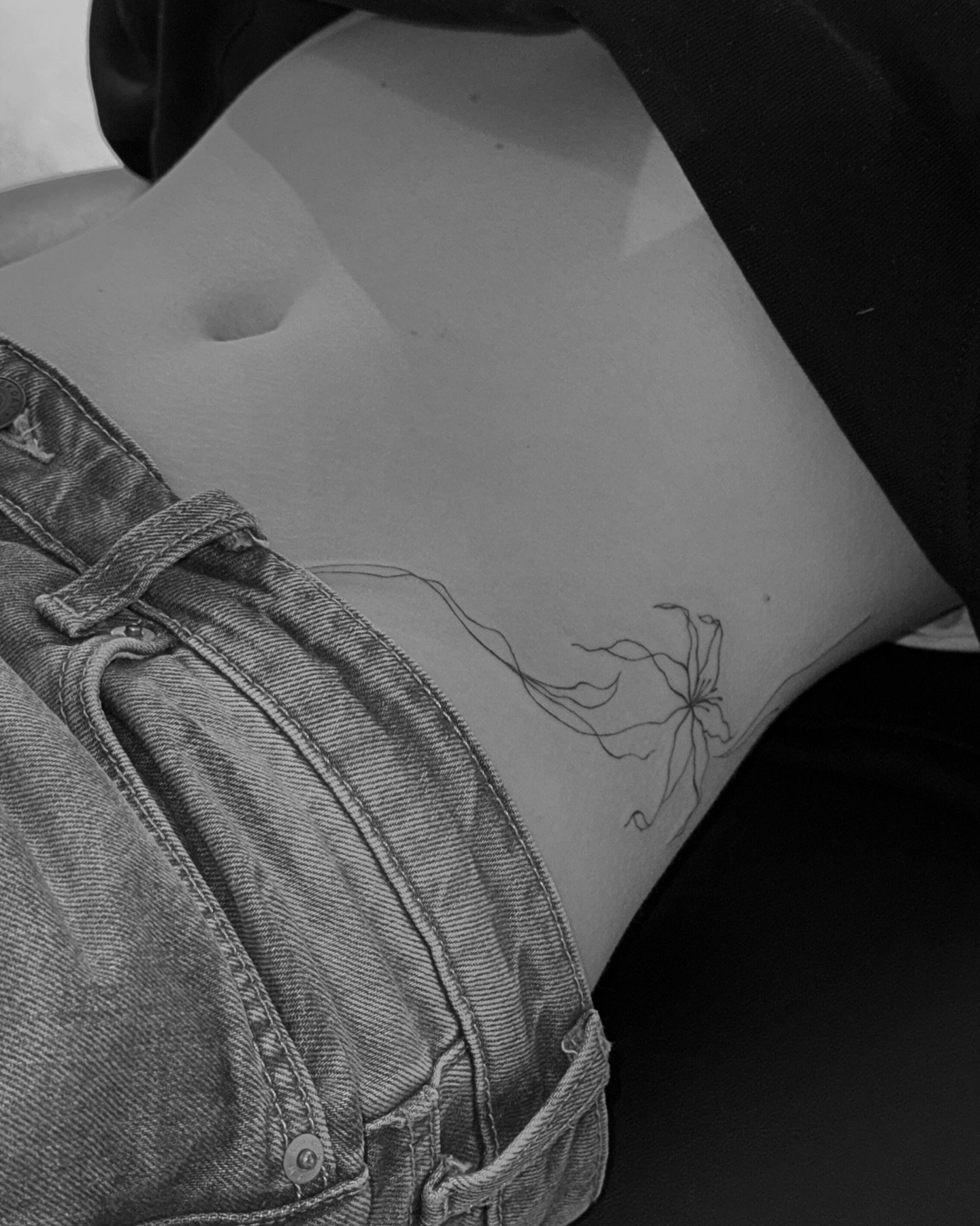Tatuaje de flor en antebrazo, línea fina Sinkply Madrid