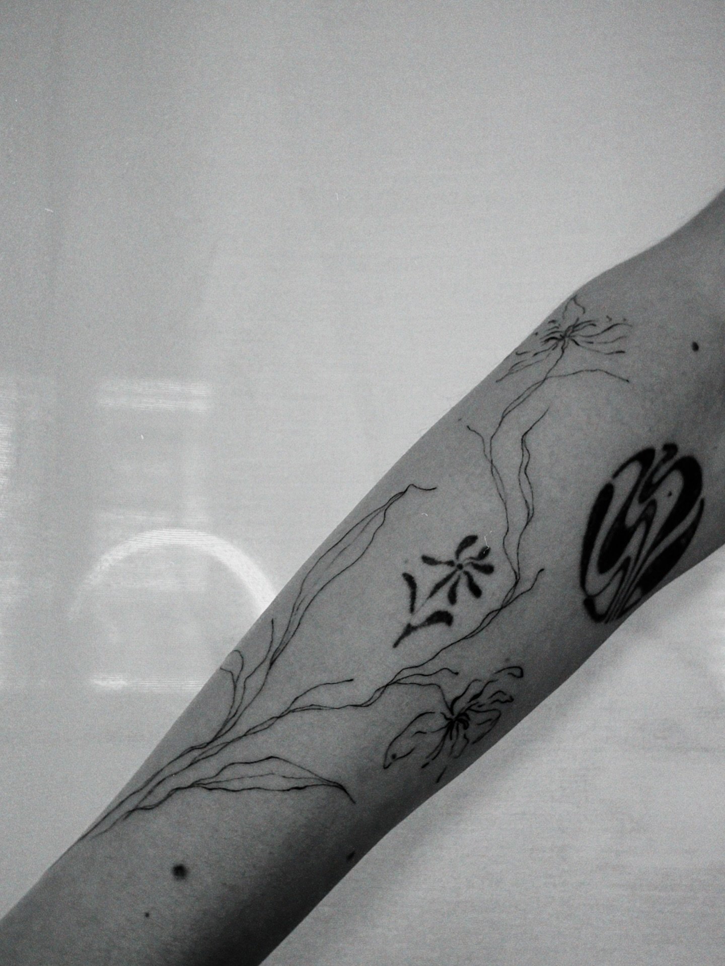 Tatuaje de flor en antebrazo, línea fina Sinkply Madrid
