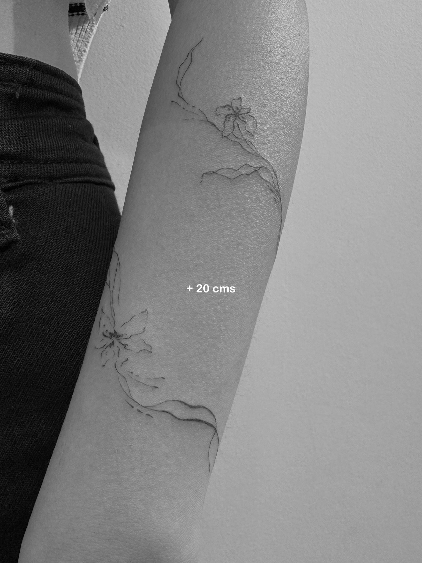 Tatuaje de flor en antebrazo, línea fina Sinkply Madrid