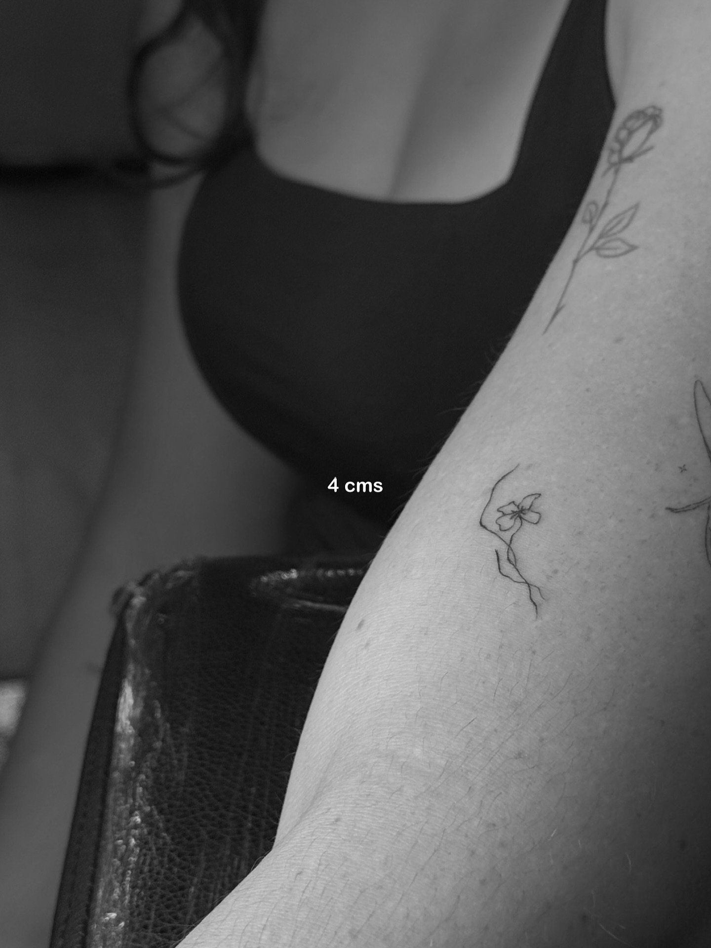 Tatuaje de flor en antebrazo, línea fina Sinkply Madrid