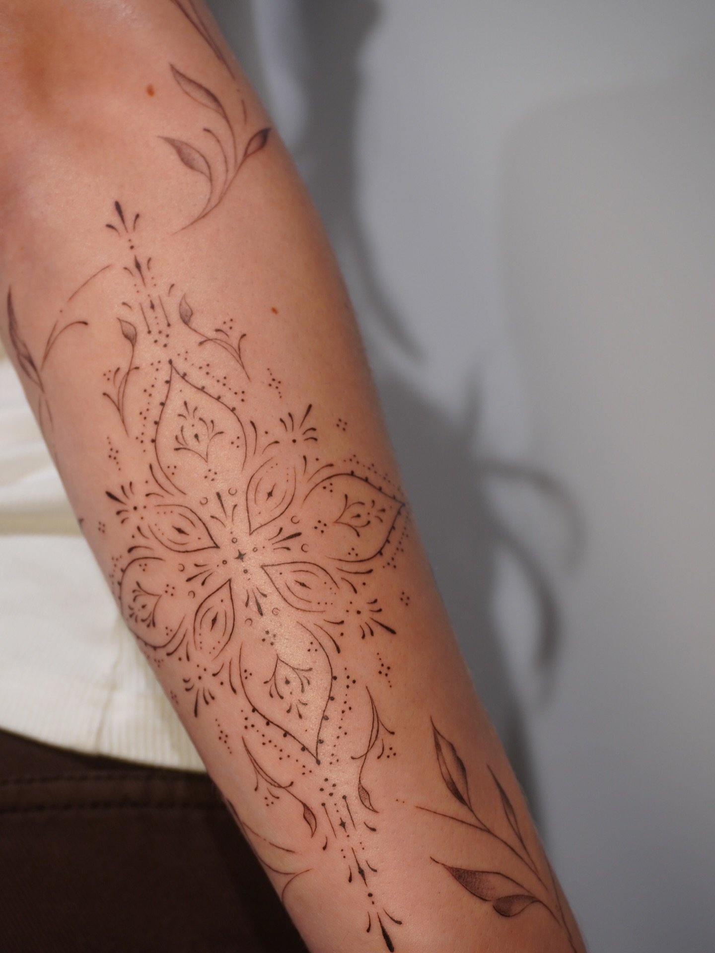 Tatuaje de flor en antebrazo, línea fina Sinkply Madrid