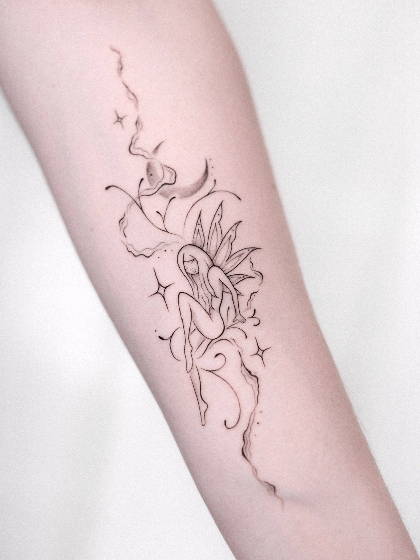 Tatuaje de flor en antebrazo, línea fina Sinkply Madrid