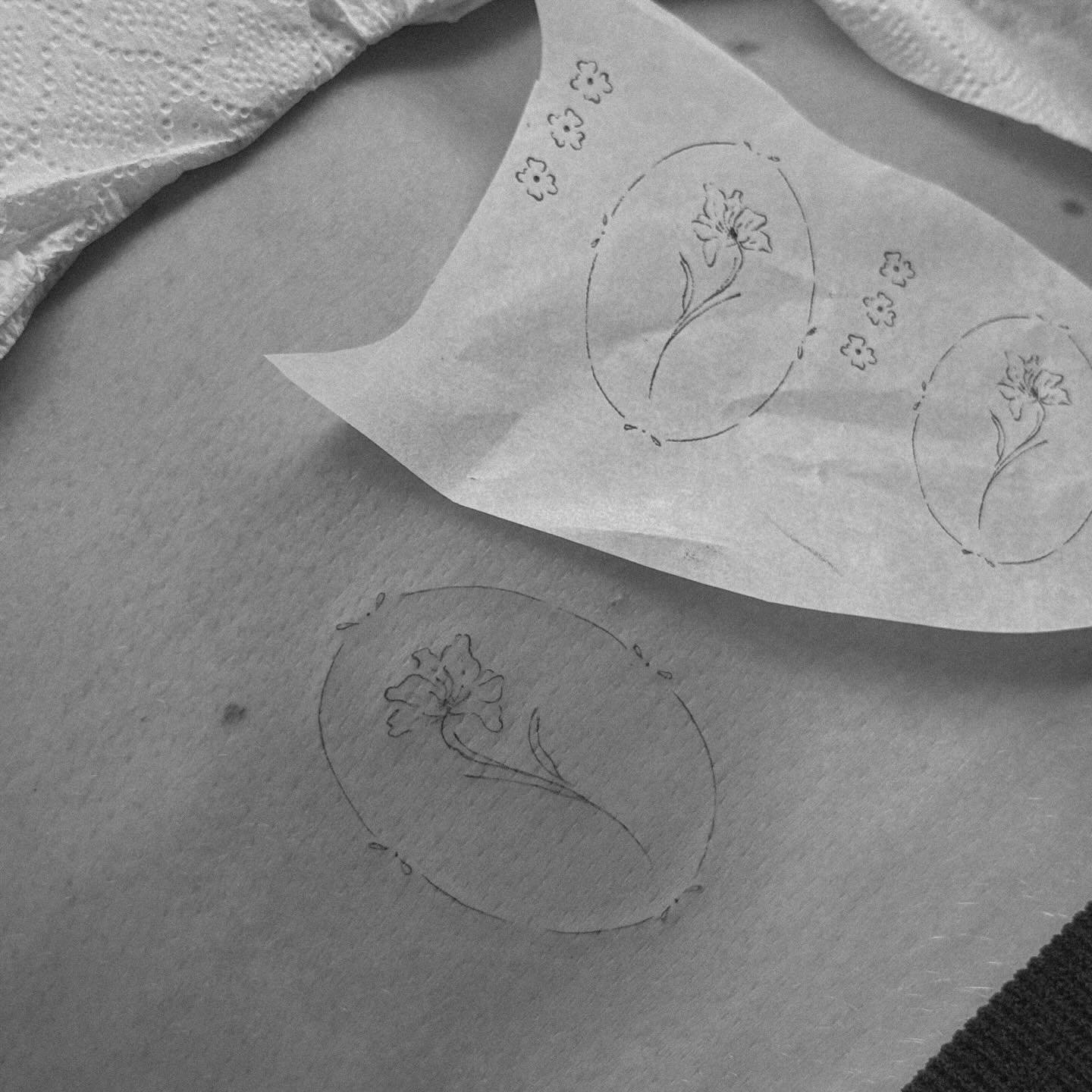 Tatuaje de flor en antebrazo, línea fina Sinkply Madrid