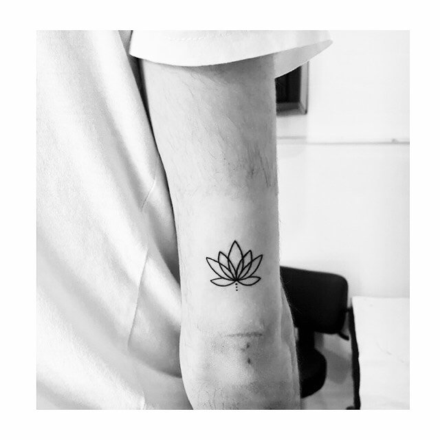 Tatuaje de flor en antebrazo, línea fina Sinkply Madrid