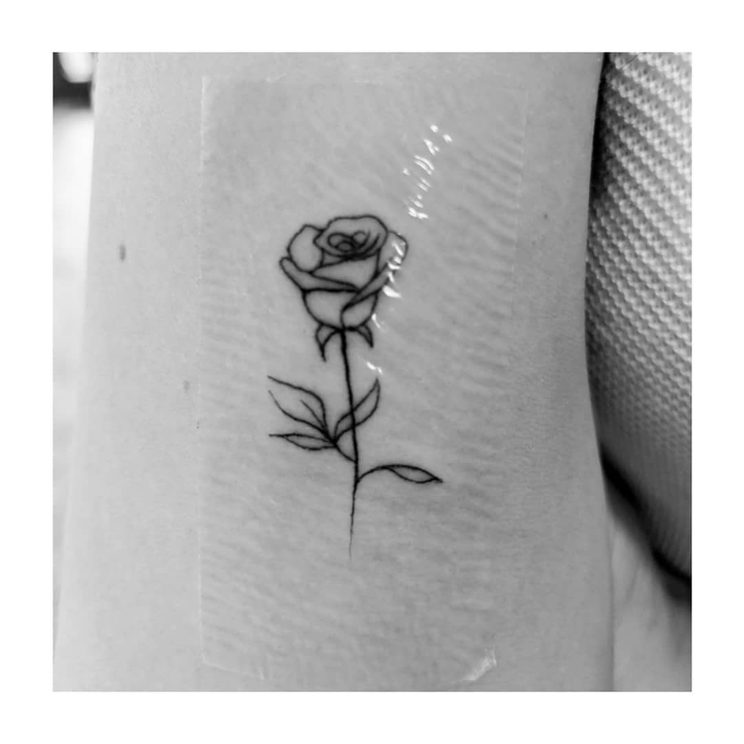 Tatuaje de flor en antebrazo, línea fina Sinkply Madrid