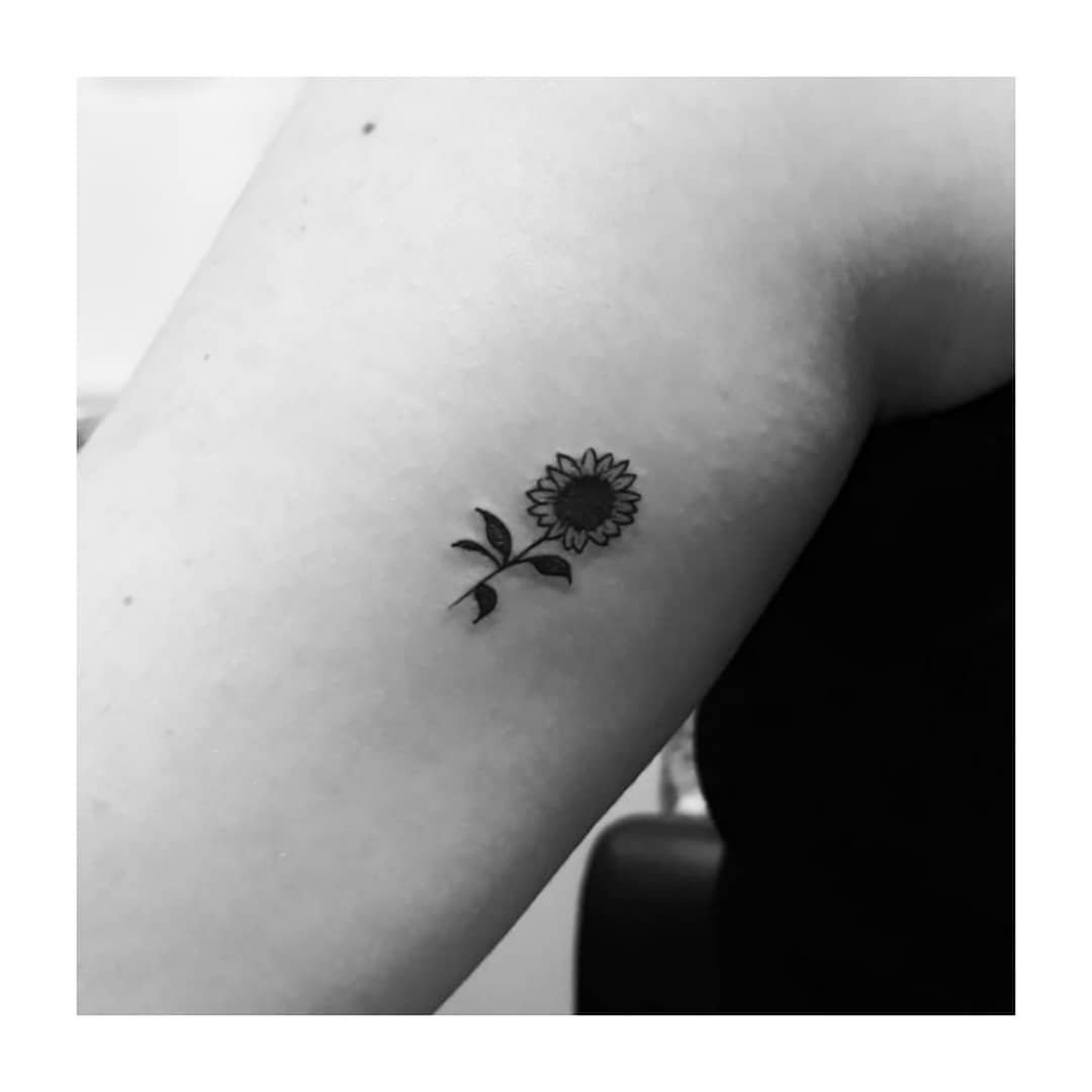 Tatuaje de flor en antebrazo, línea fina Sinkply Madrid