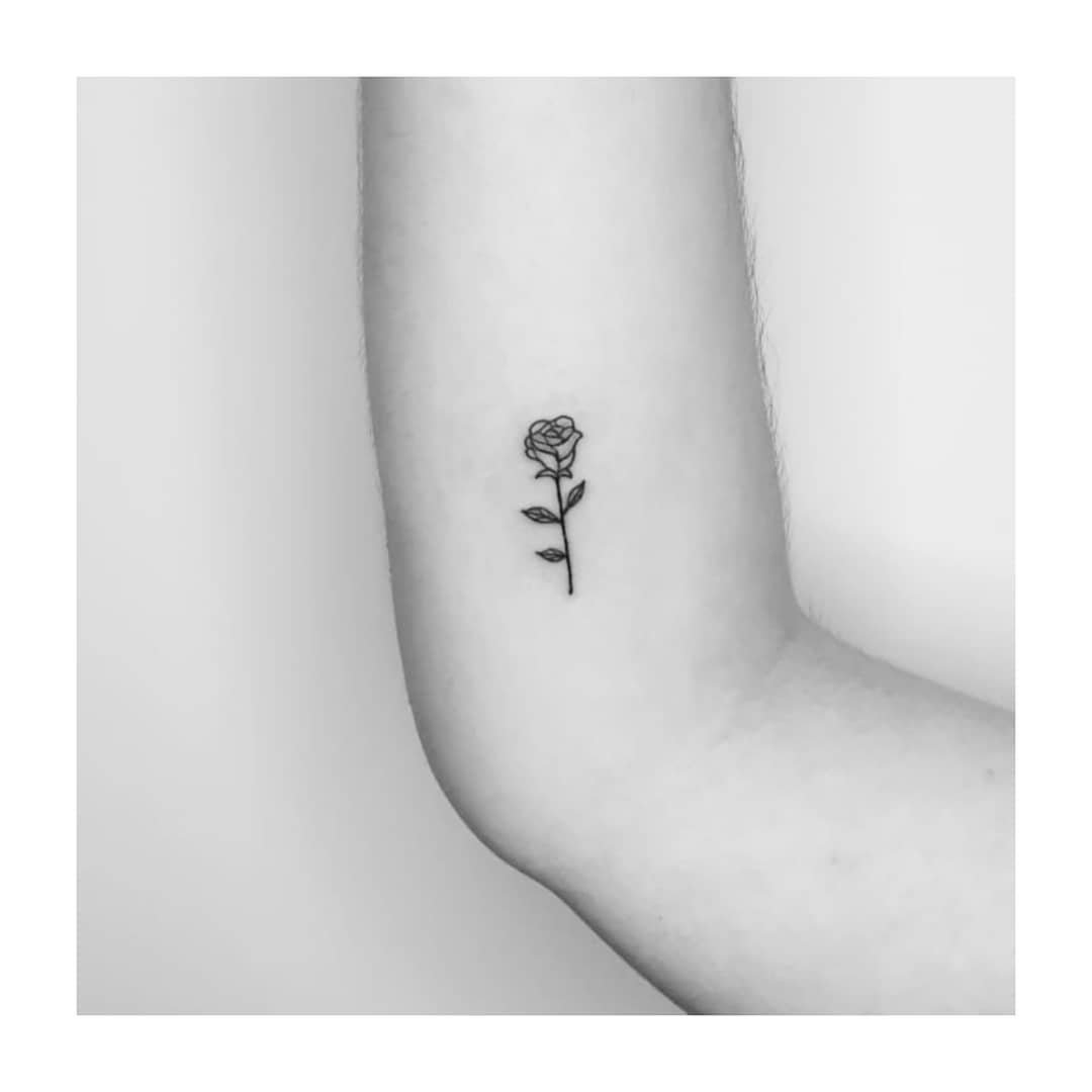 Tatuaje de flor en antebrazo, línea fina Sinkply Madrid
