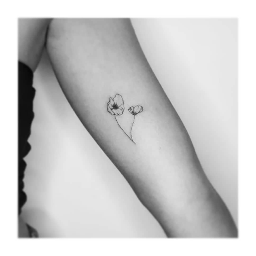 Tatuaje de flor en antebrazo, línea fina Sinkply Madrid