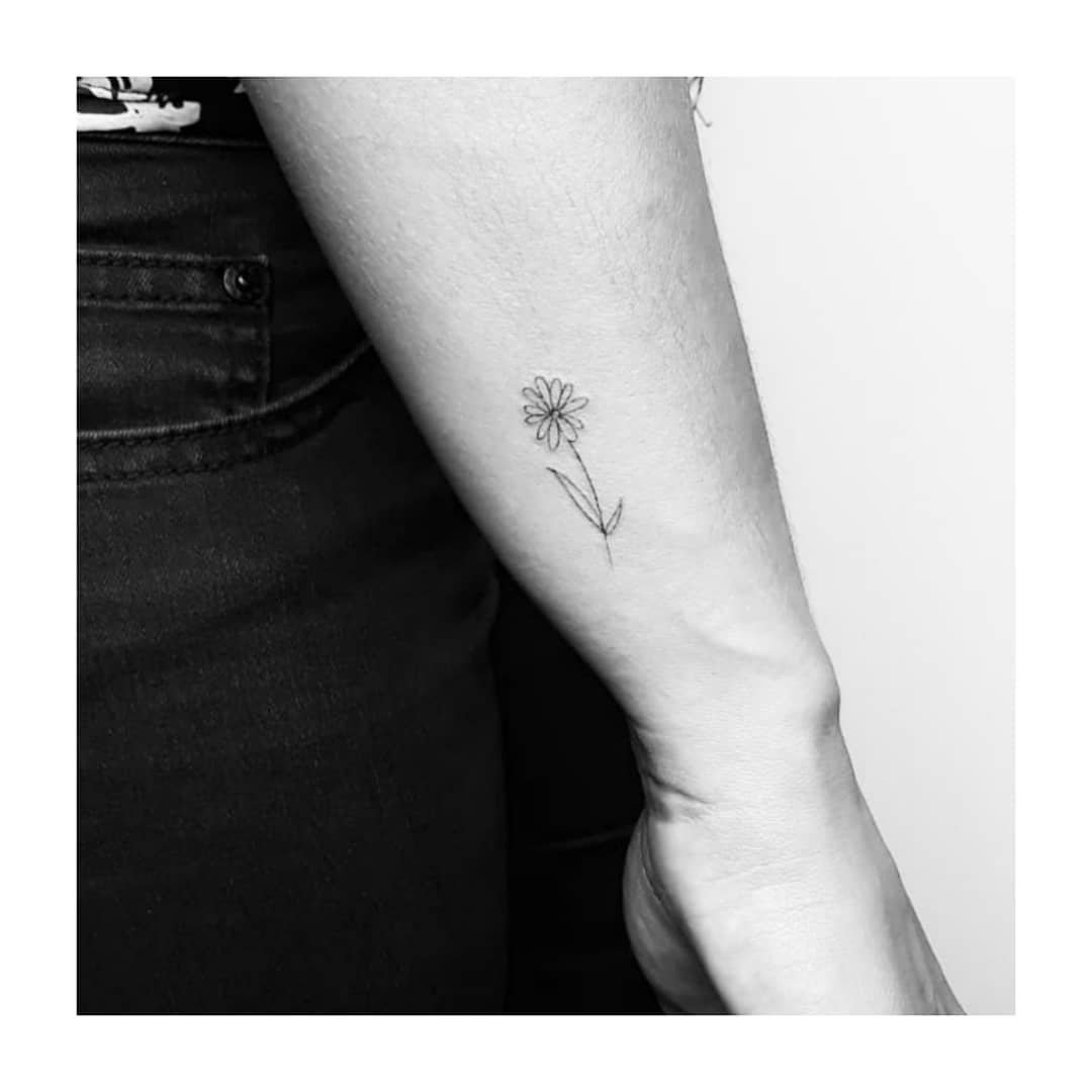 Tatuaje de flor en antebrazo, línea fina Sinkply Madrid