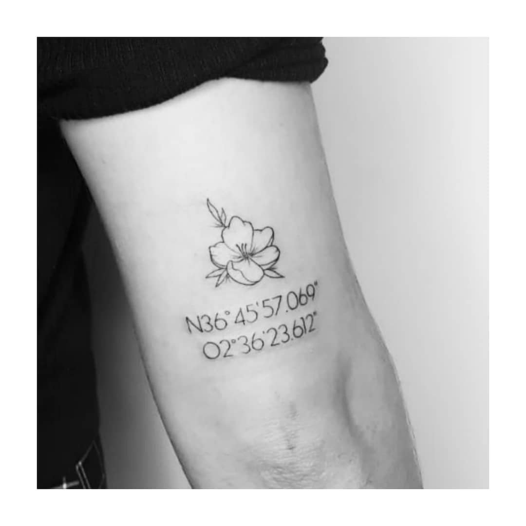Tatuaje de flor en antebrazo, línea fina Sinkply Madrid