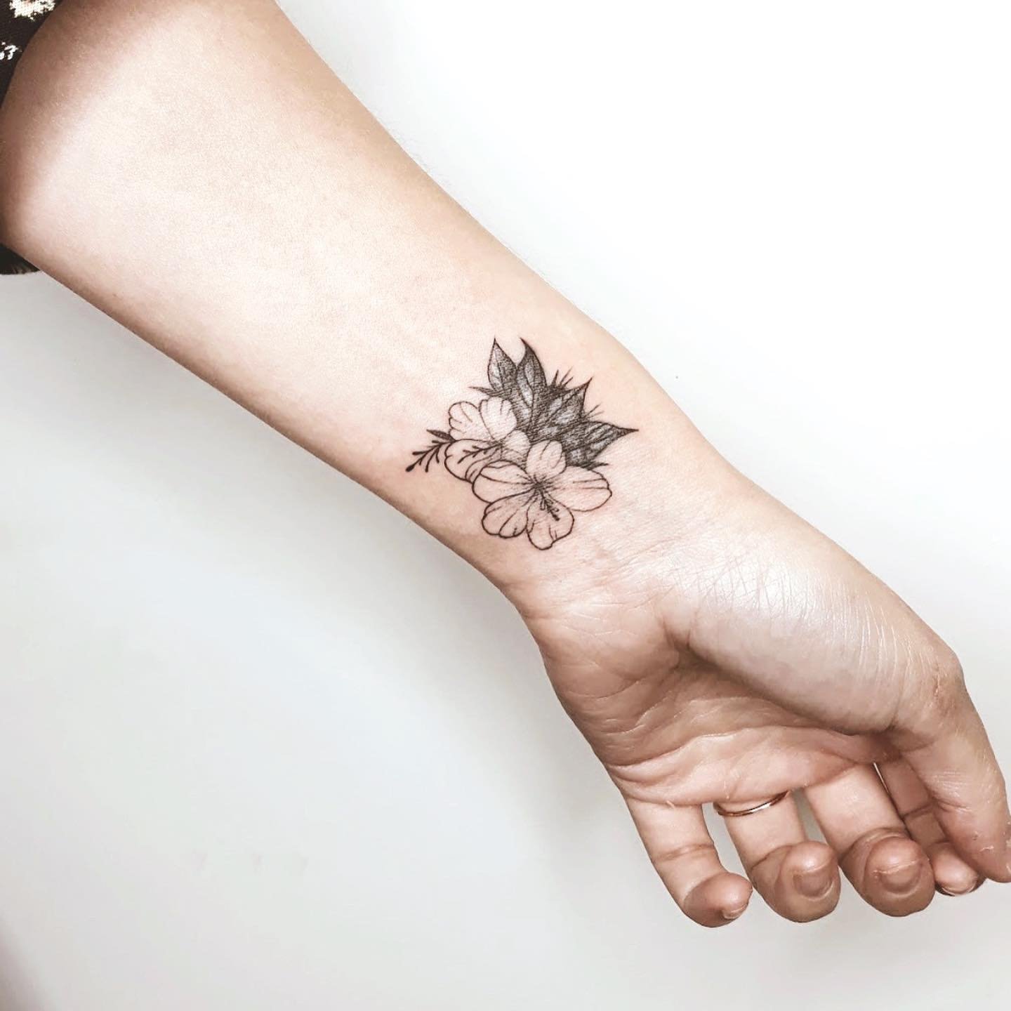 Tatuaje de flor en antebrazo, línea fina Sinkply Madrid