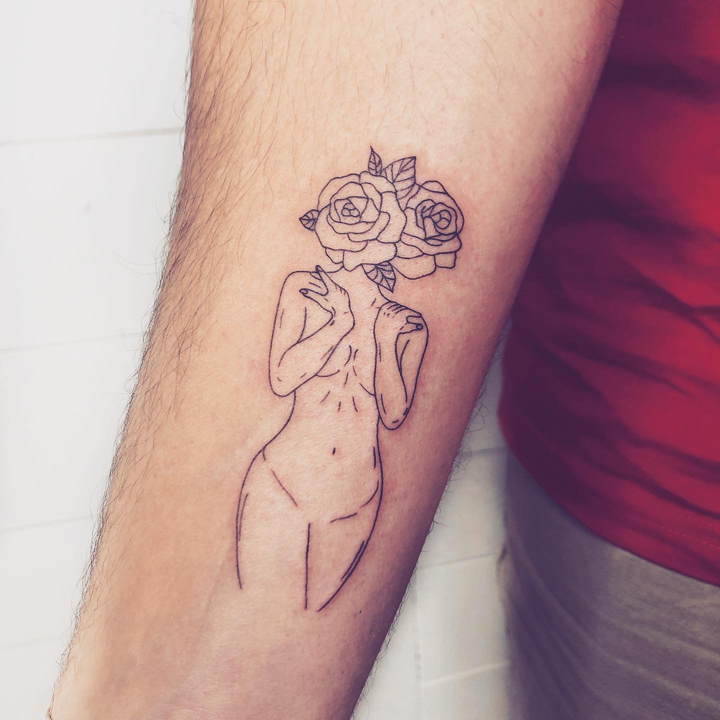 Tatuaje de flor en antebrazo, línea fina Sinkply Madrid