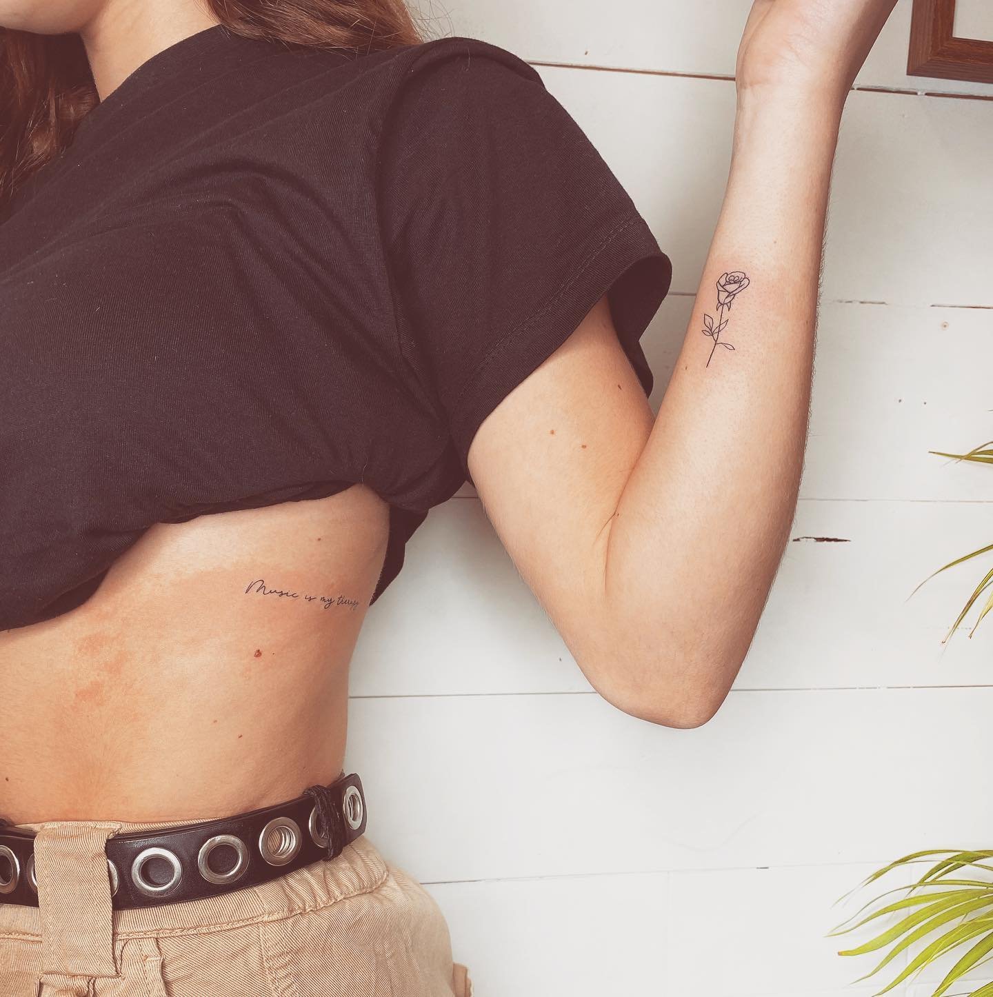 Tatuaje de flor en antebrazo, línea fina Sinkply Madrid