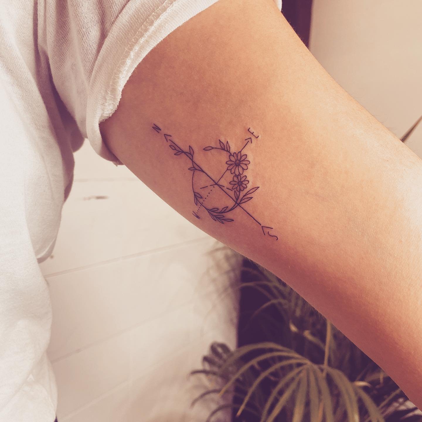 Tatuaje de flor en antebrazo, línea fina Sinkply Madrid