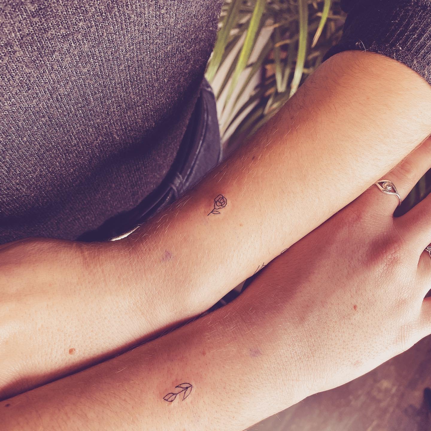 Tatuaje de flor en antebrazo, línea fina Sinkply Madrid