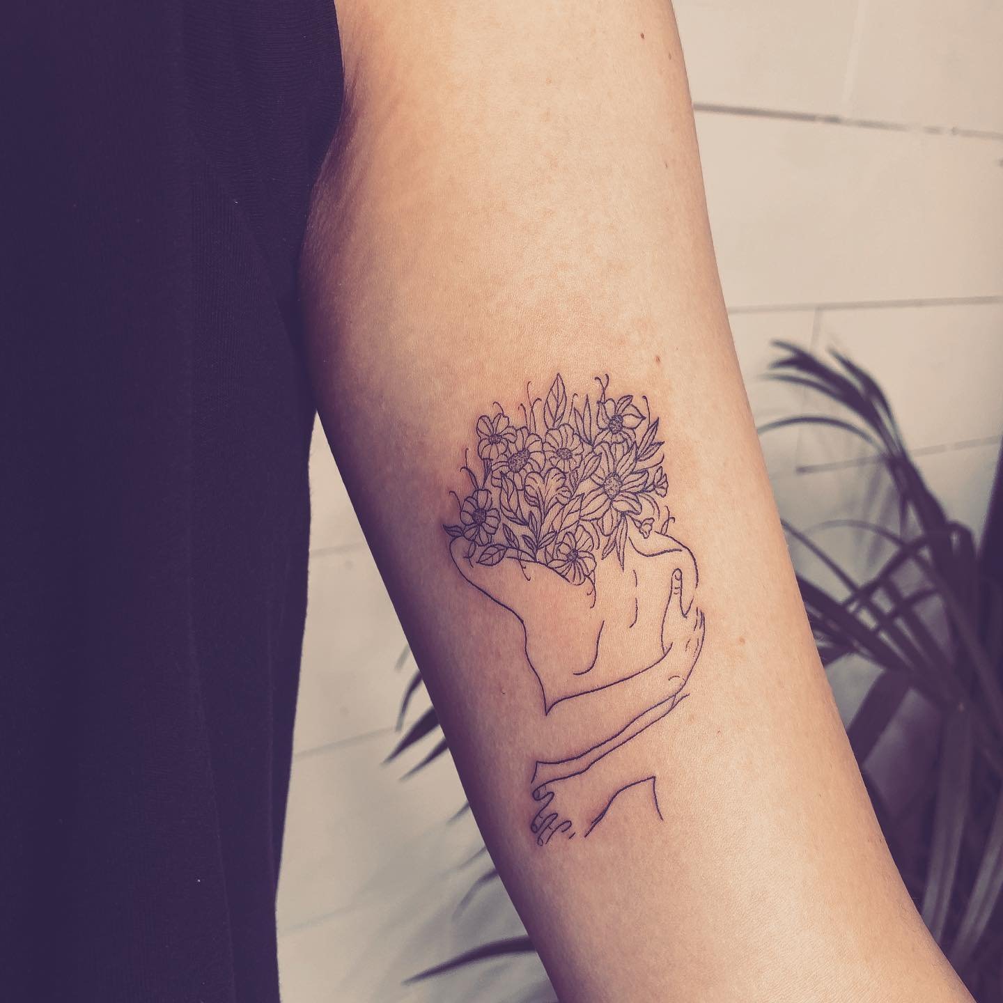 Tatuaje de flor en antebrazo, línea fina Sinkply Madrid