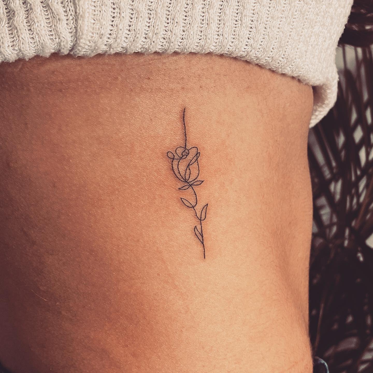 Tatuaje de flor en antebrazo, línea fina Sinkply Madrid
