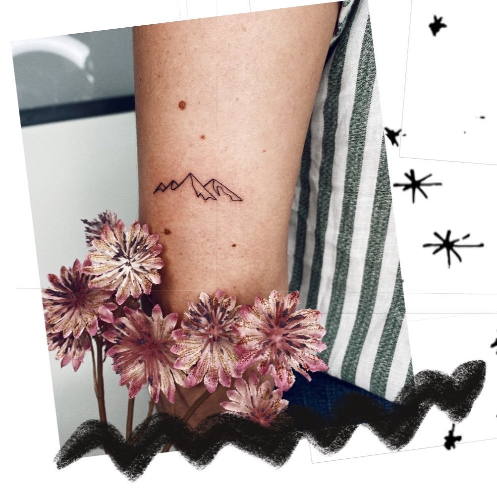 Tatuaje de flor en antebrazo, línea fina Sinkply Madrid