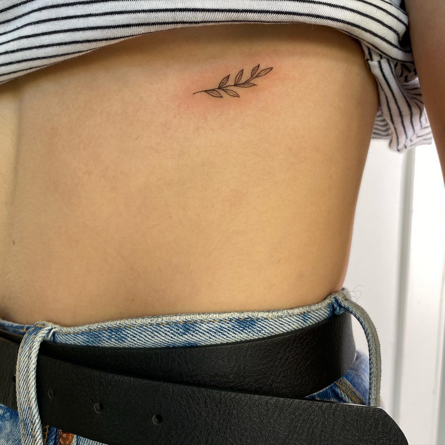 Tatuaje de flor en antebrazo, línea fina Sinkply Madrid