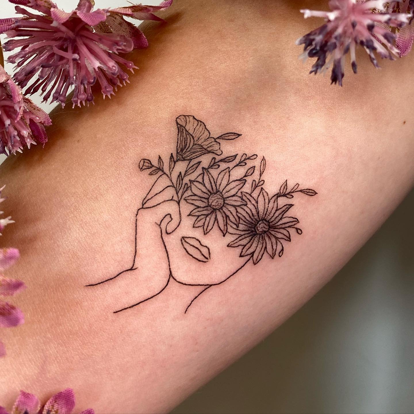 Tatuaje de flor en antebrazo, línea fina Sinkply Madrid