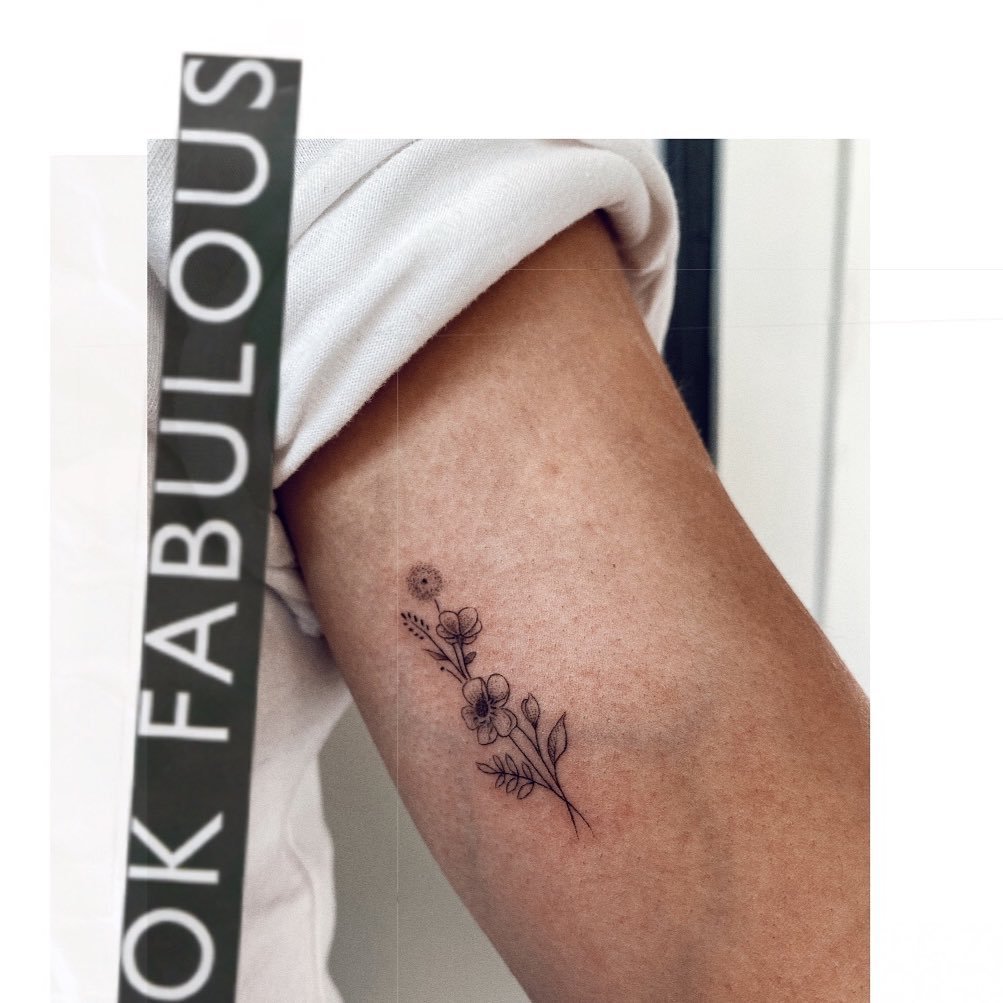 Tatuaje de flor en antebrazo, línea fina Sinkply Madrid