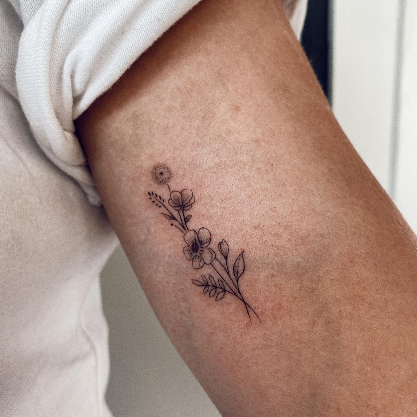 Tatuaje de flor en antebrazo, línea fina Sinkply Madrid