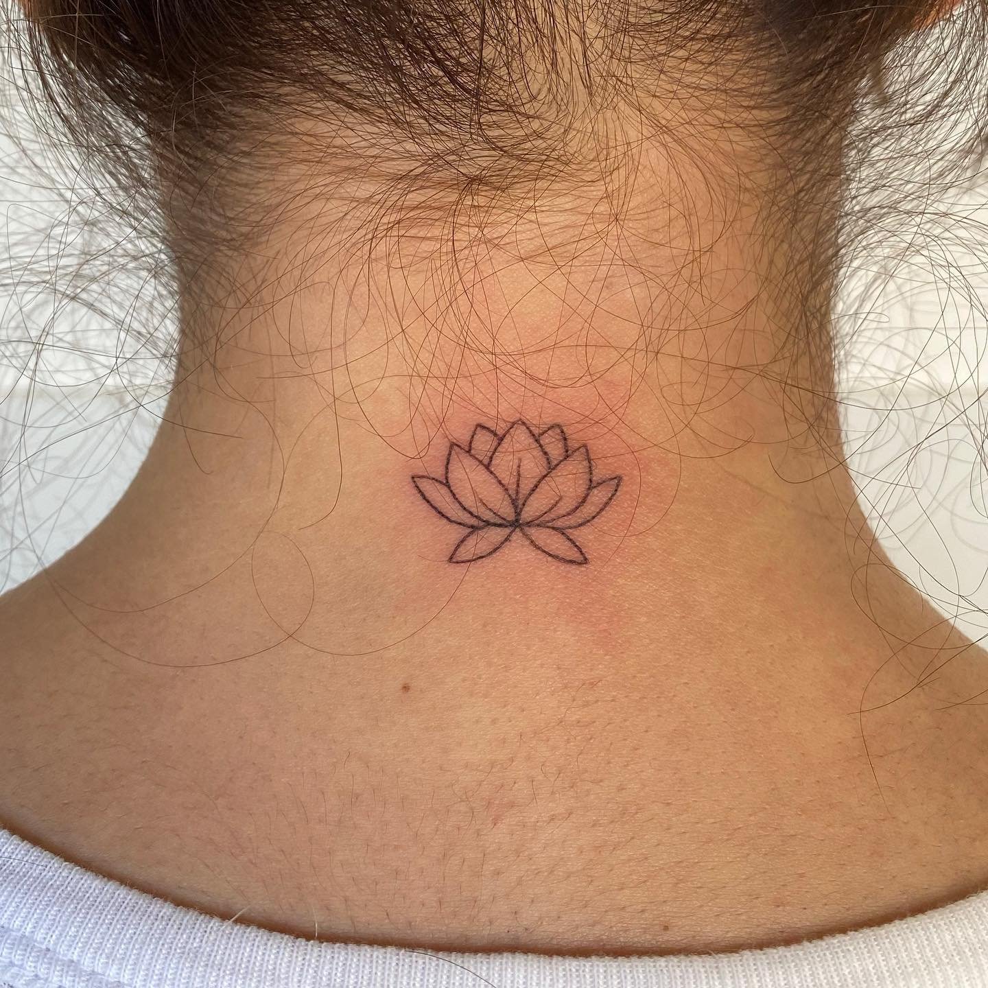 Tatuaje de flor en antebrazo, línea fina Sinkply Madrid
