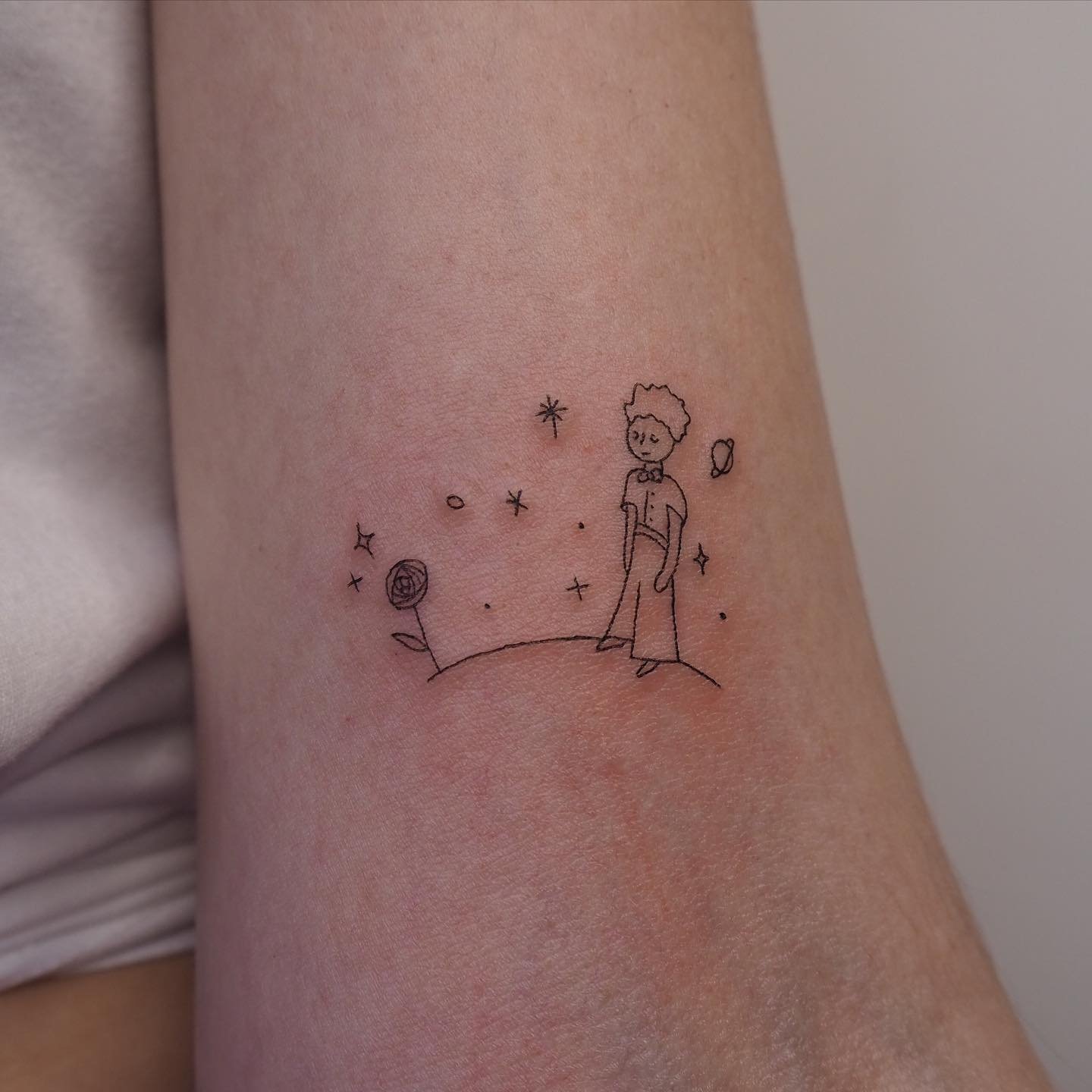 Tatuaje de flor en antebrazo, línea fina Sinkply Madrid