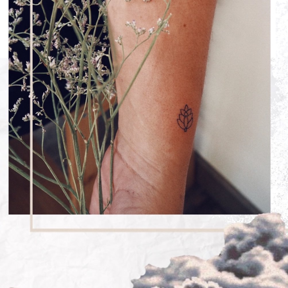 Tatuaje de flor en antebrazo, línea fina Sinkply Madrid