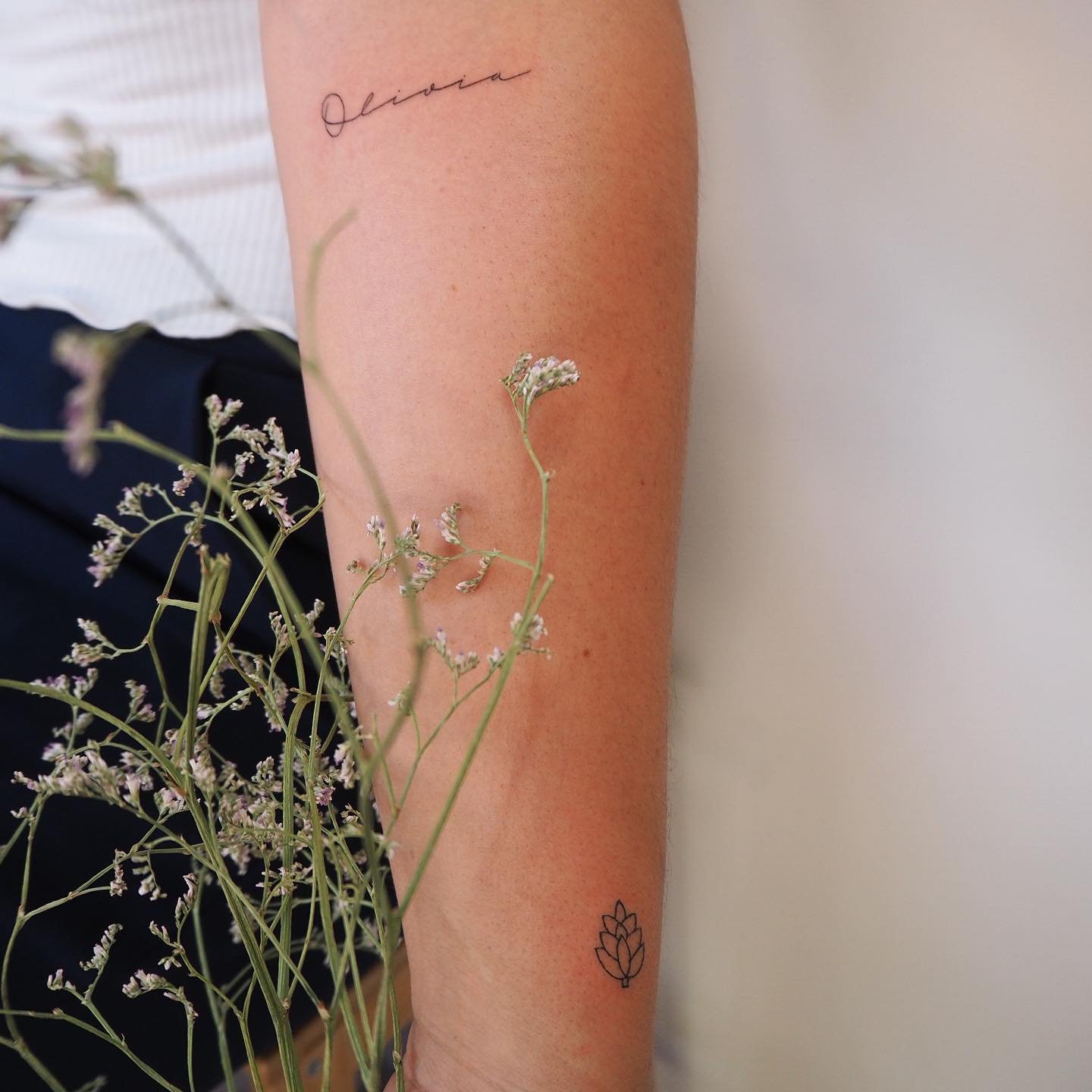 Tatuaje de flor en antebrazo, línea fina Sinkply Madrid
