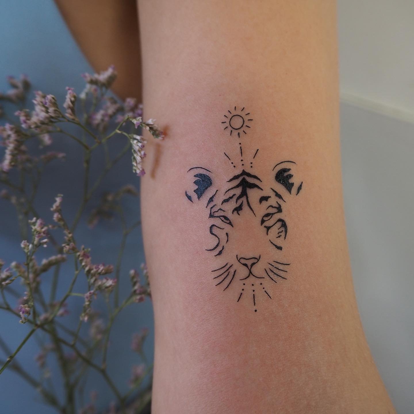 Tatuaje de flor en antebrazo, línea fina Sinkply Madrid