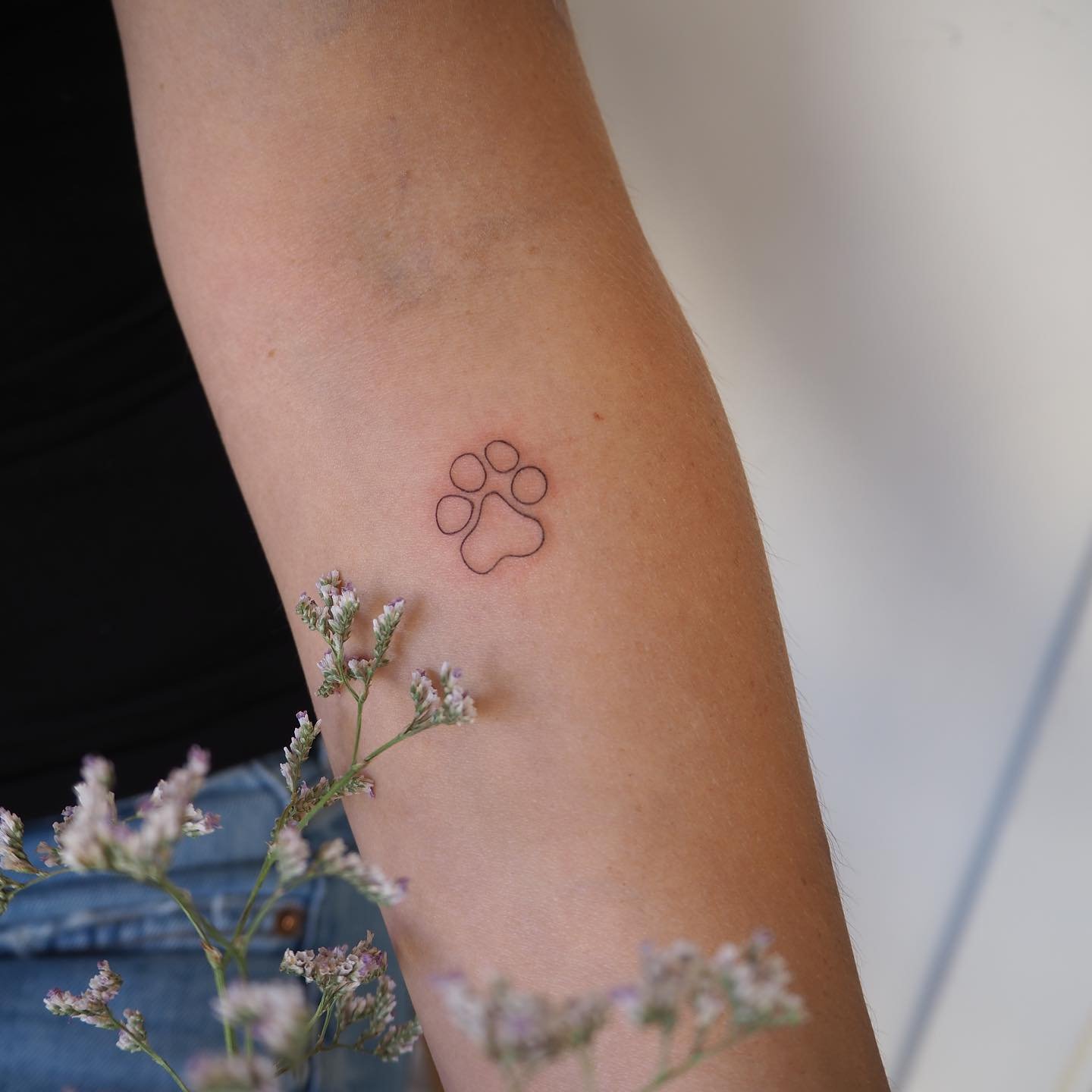 Tatuaje de flor en antebrazo, línea fina Sinkply Madrid