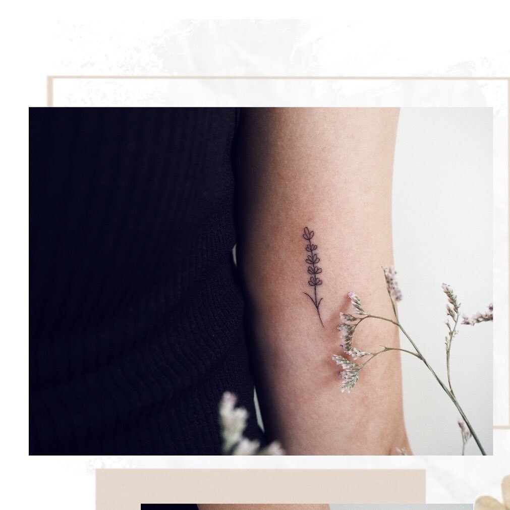 Tatuaje de flor en antebrazo, línea fina Sinkply Madrid