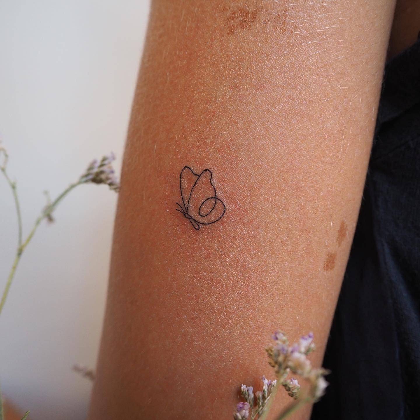 Tatuaje de flor en antebrazo, línea fina Sinkply Madrid