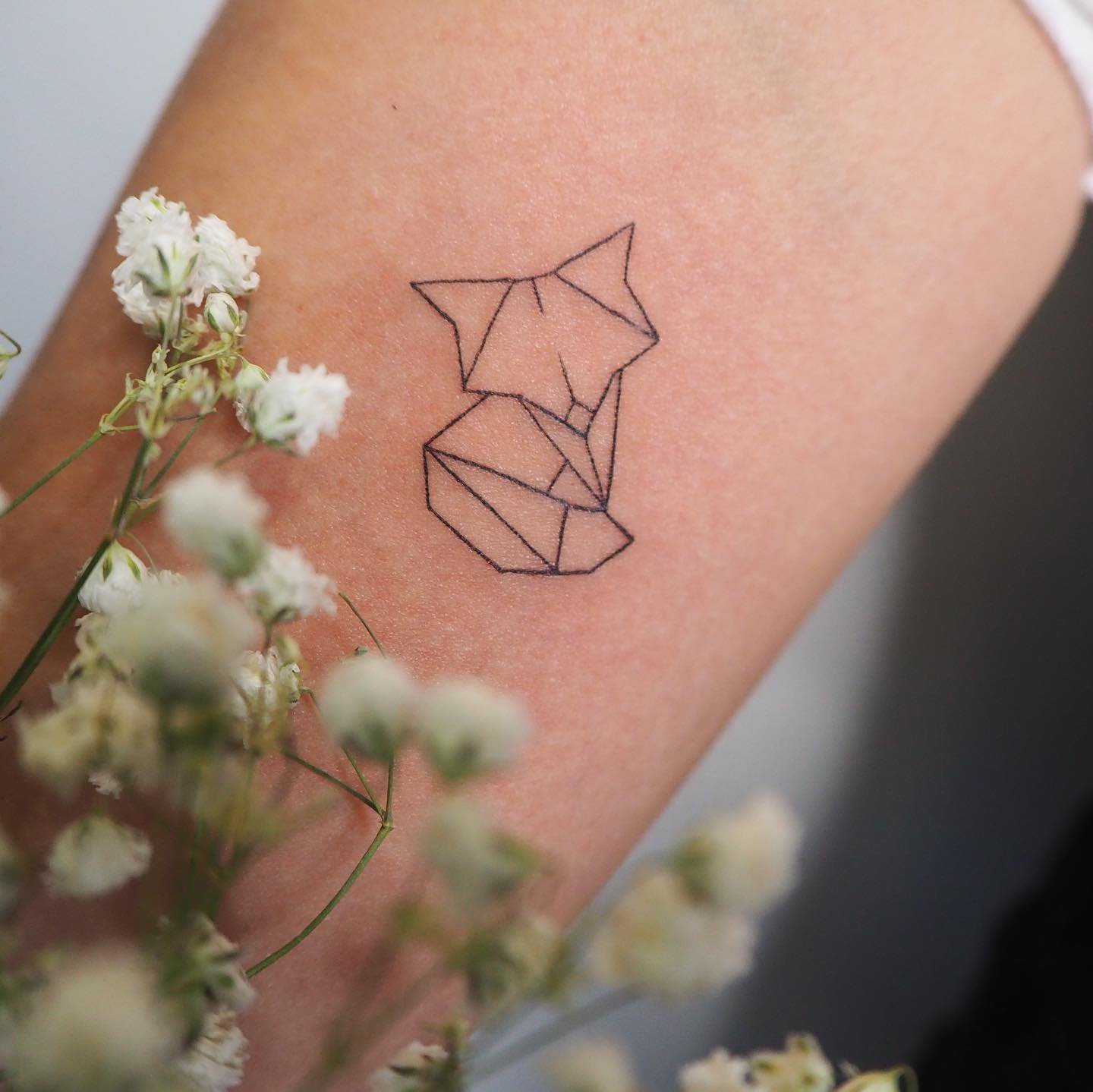 Tatuaje de flor en antebrazo, línea fina Sinkply Madrid
