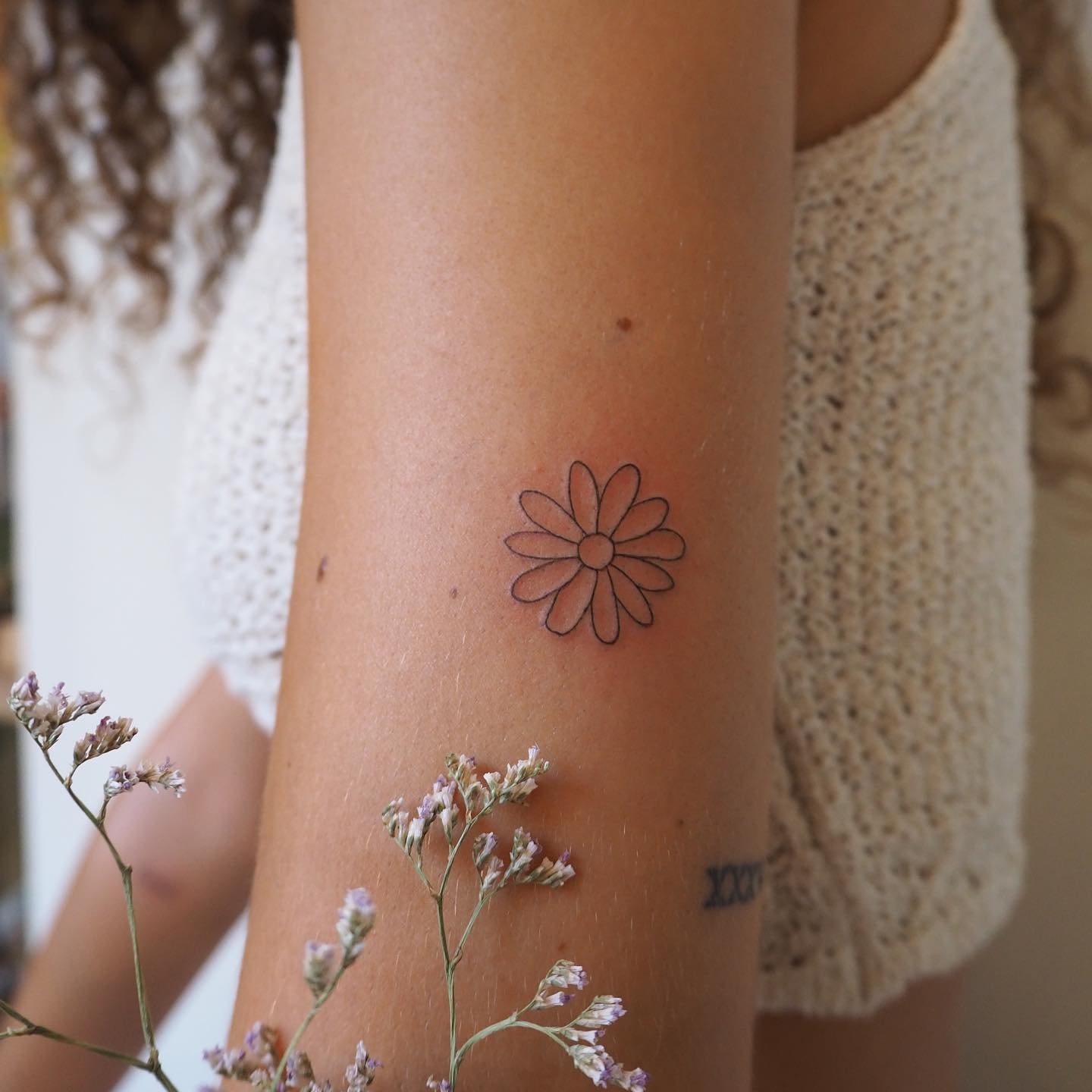 Tatuaje de flor en antebrazo, línea fina Sinkply Madrid