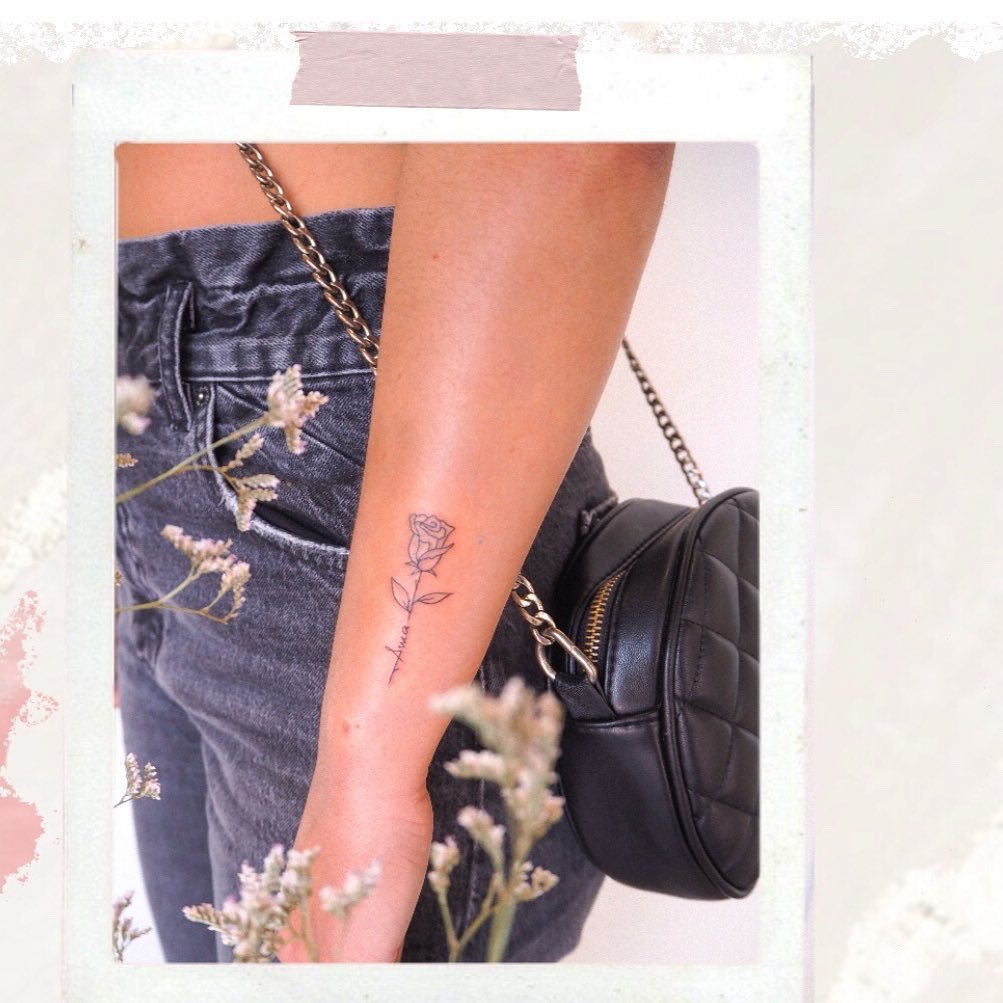 Tatuaje de flor en antebrazo, línea fina Sinkply Madrid