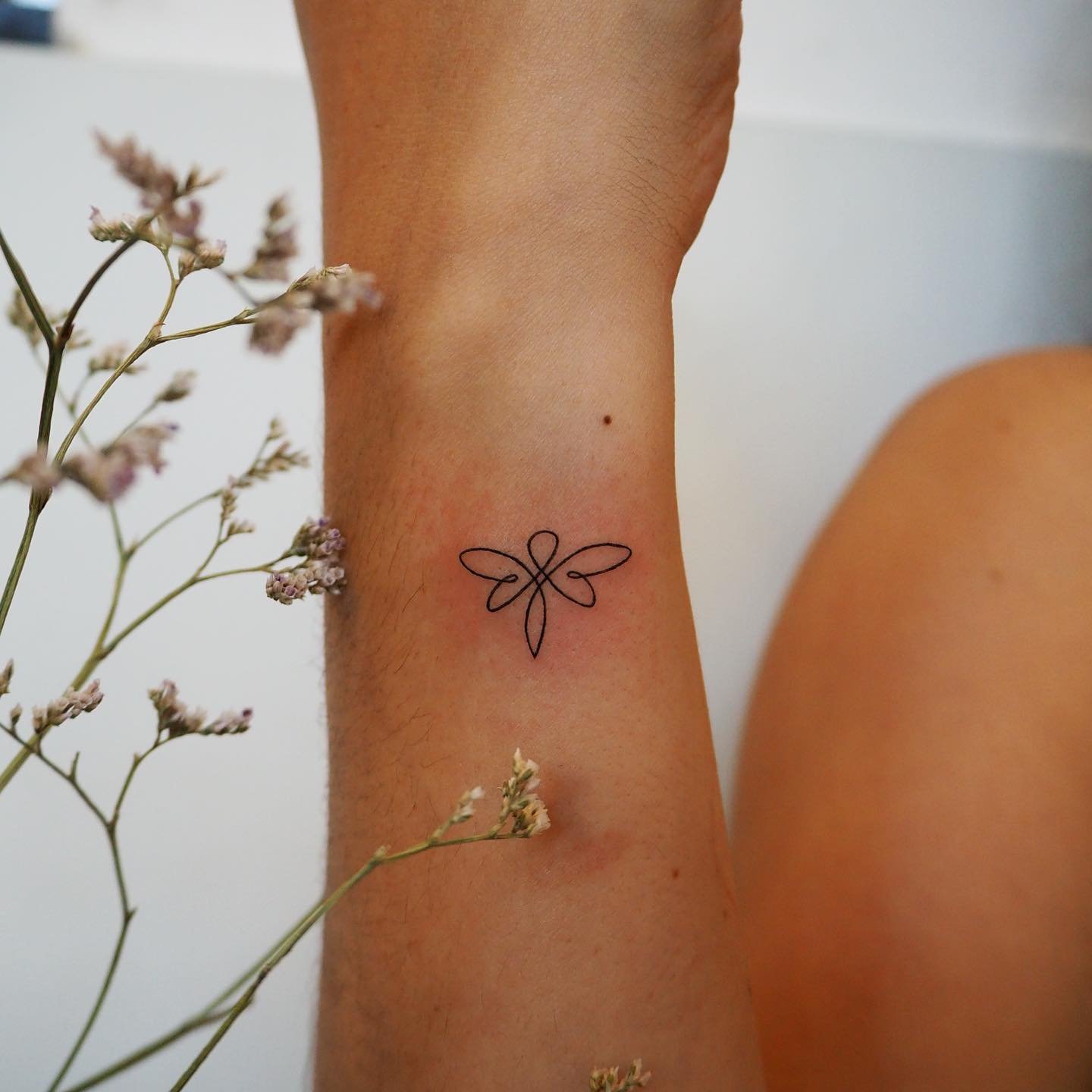 Tatuaje de flor en antebrazo, línea fina Sinkply Madrid