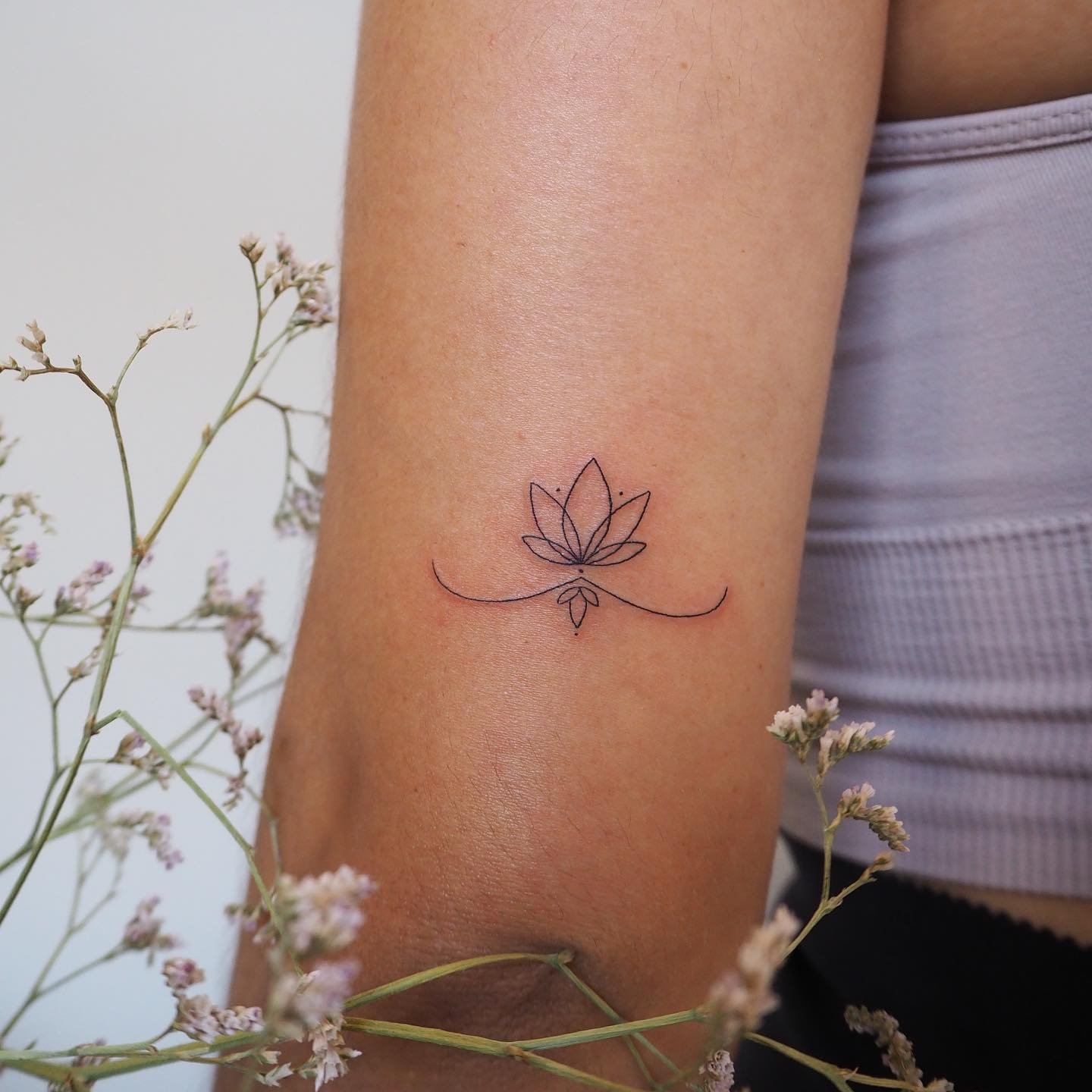 Tatuaje de flor en antebrazo, línea fina Sinkply Madrid