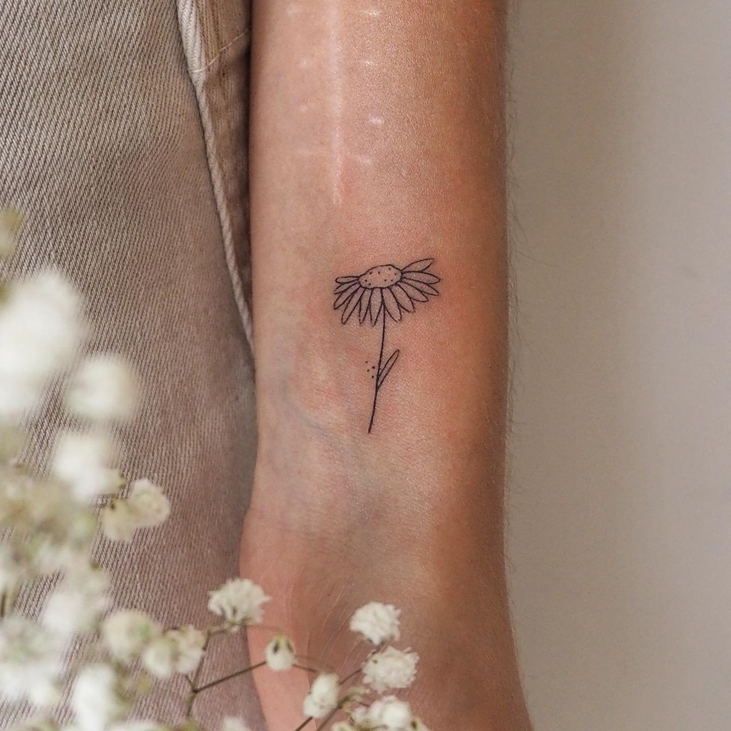 Tatuaje de flor en antebrazo, línea fina Sinkply Madrid