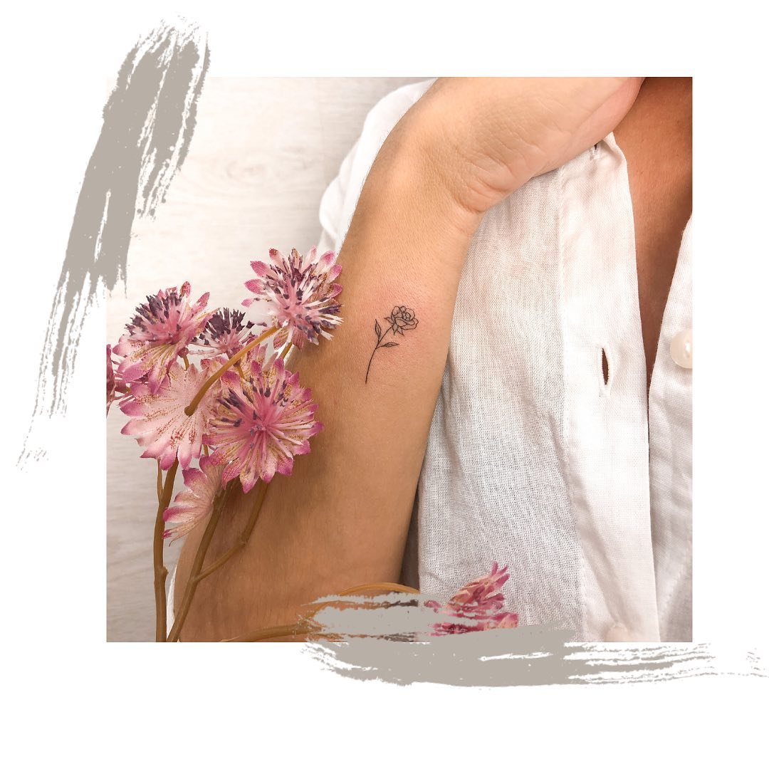Tatuaje de flor en antebrazo, línea fina Sinkply Madrid