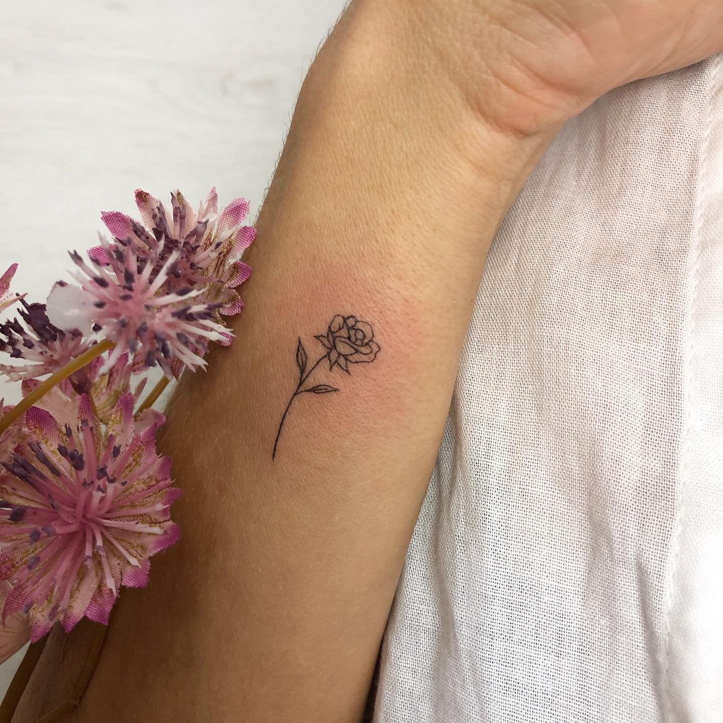 Tatuaje de flor en antebrazo, línea fina Sinkply Madrid