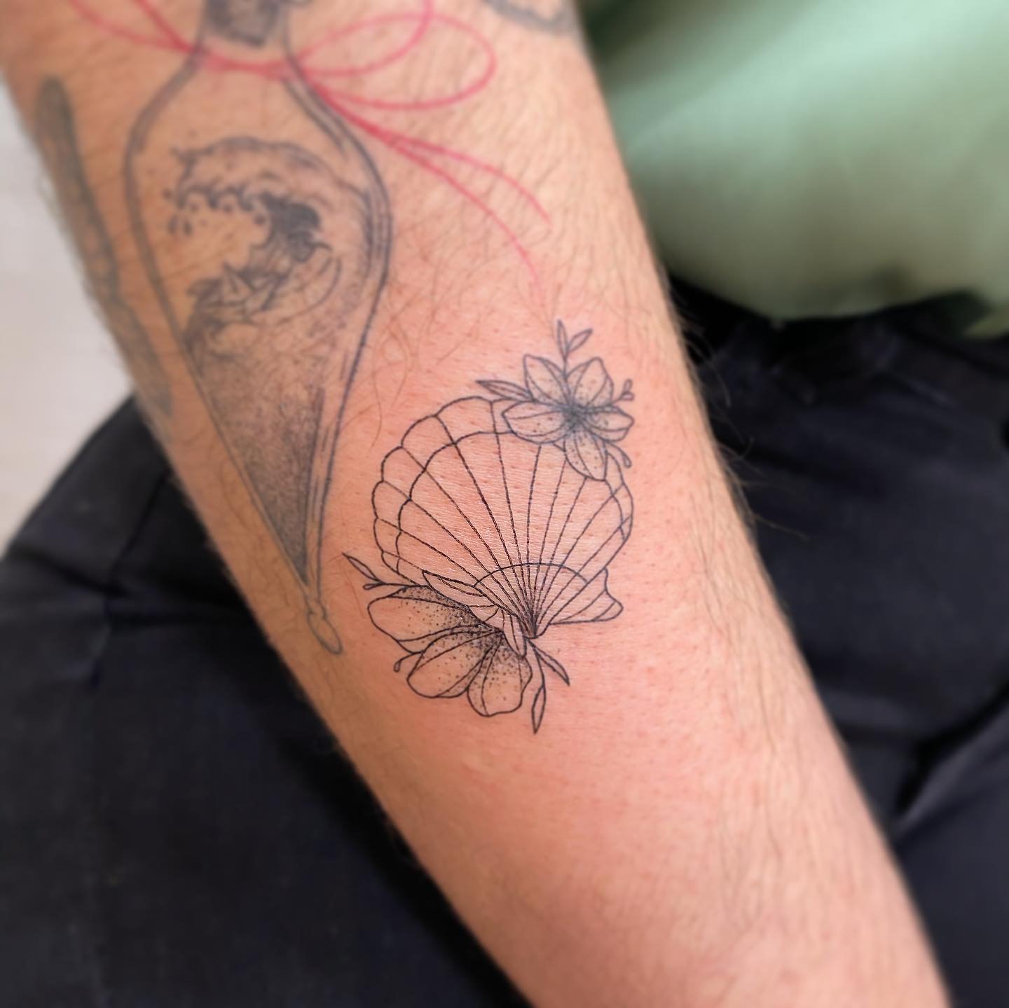 Tatuaje de flor en antebrazo, línea fina Sinkply Madrid