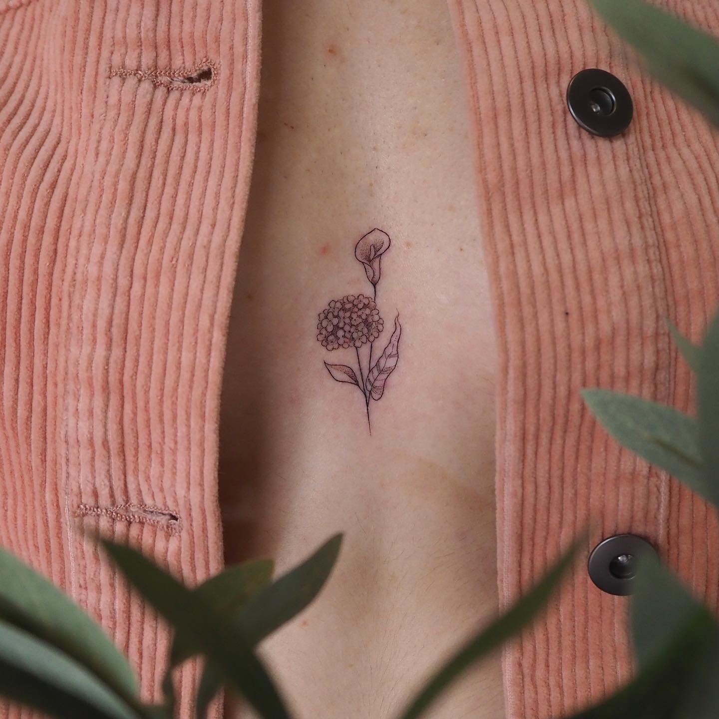 Tatuaje de flor en antebrazo, línea fina Sinkply Madrid