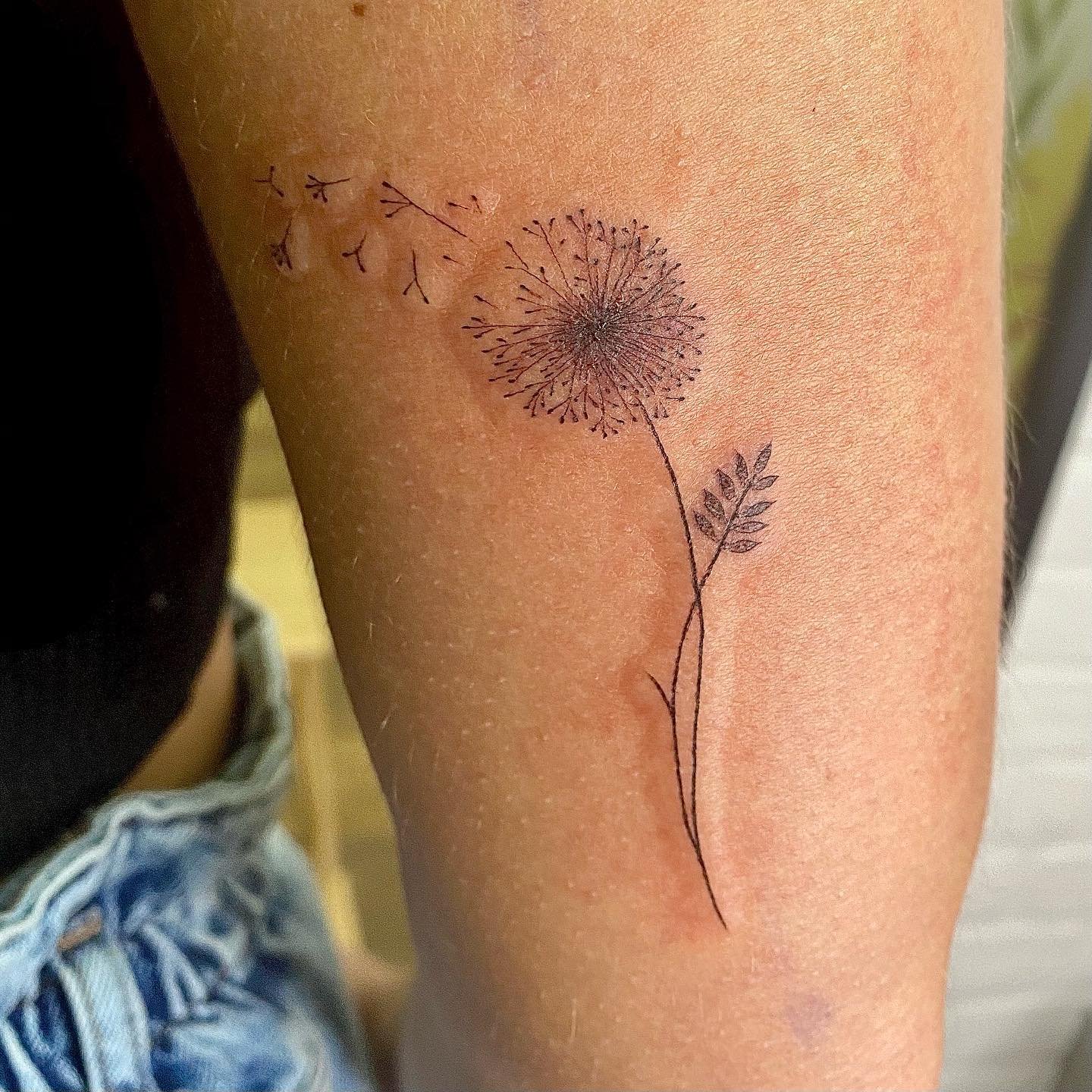 Tatuaje de flor en antebrazo, línea fina Sinkply Madrid